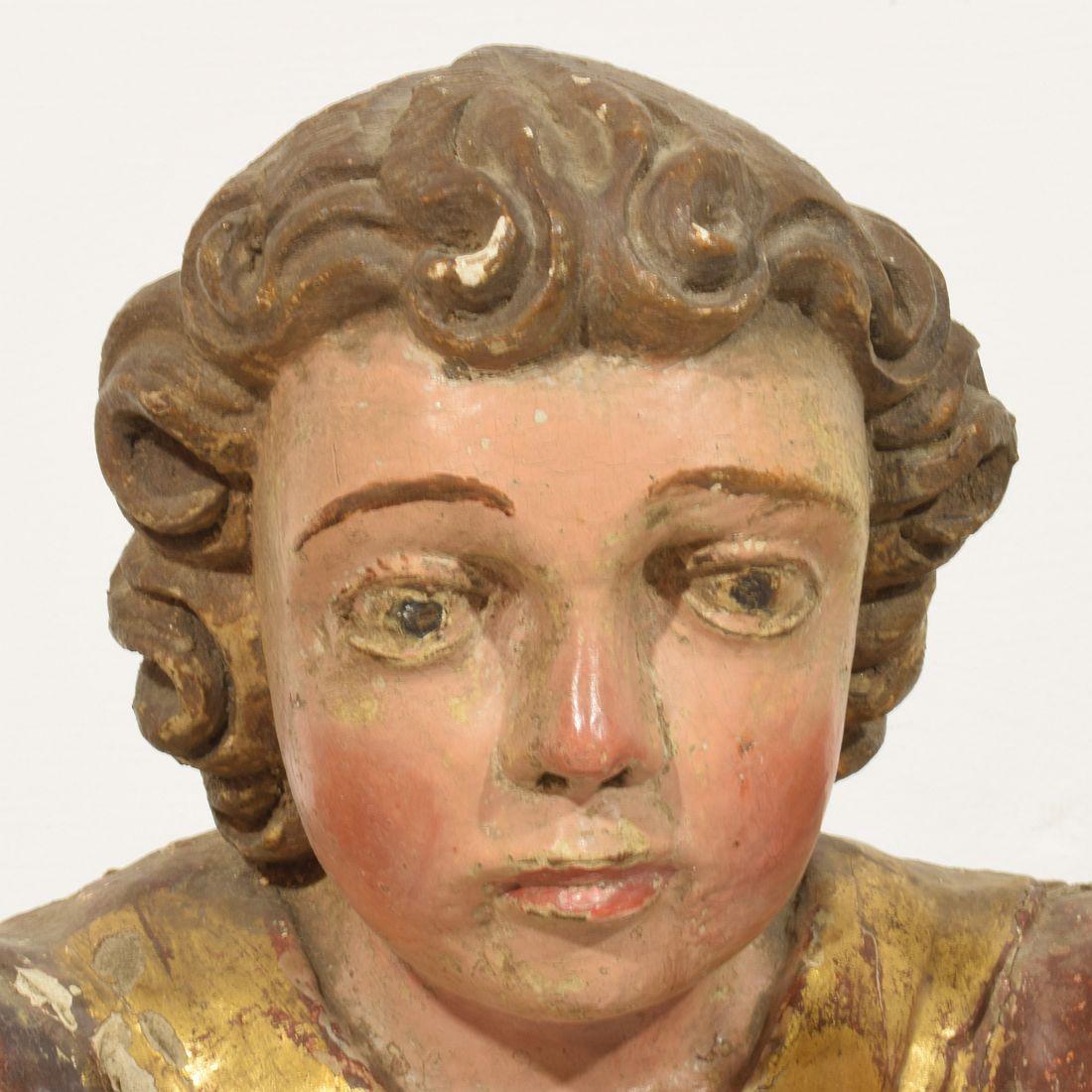 Ángel barroco de madera tallada a mano de principios del siglo XVII español en venta 7