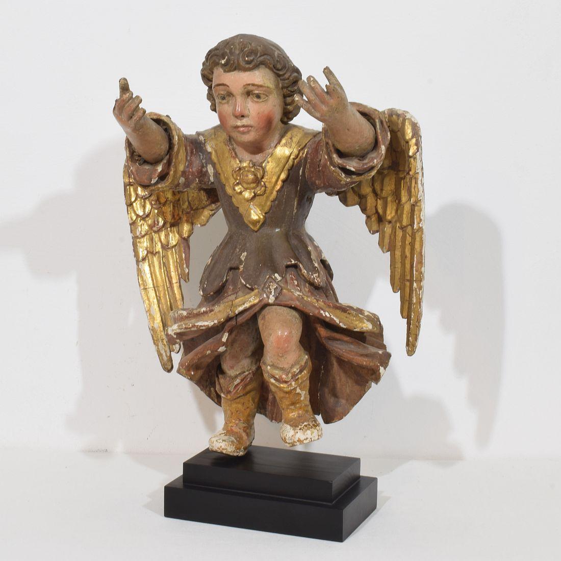  Precioso ángel barroco temprano de pie. Pieza de época extra ordinaria y rara.
España hacia 1650-1700
Envejecido, pequeñas pérdidas.
Más fotos a petición.
Las medidas incluyen el pedestal de madera.
H:55cm  Anch:38cm Prof:28cm 