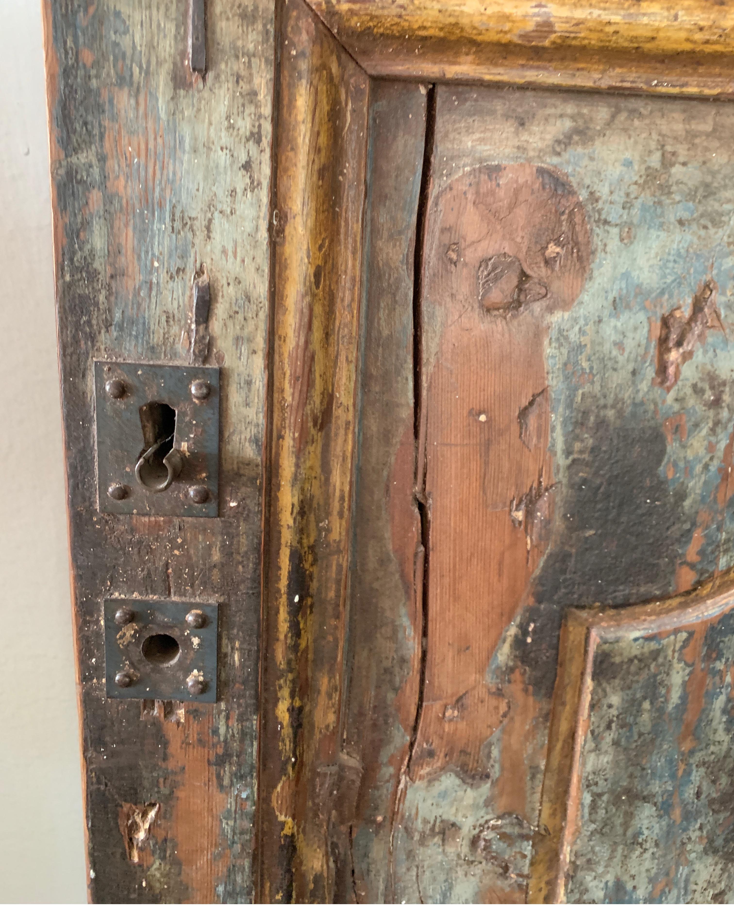 Polychrome Tür aus dem frühen spanischen 18. Jahrhundert mit Originalbeschlägen und -farbe (Polychromiert) im Angebot