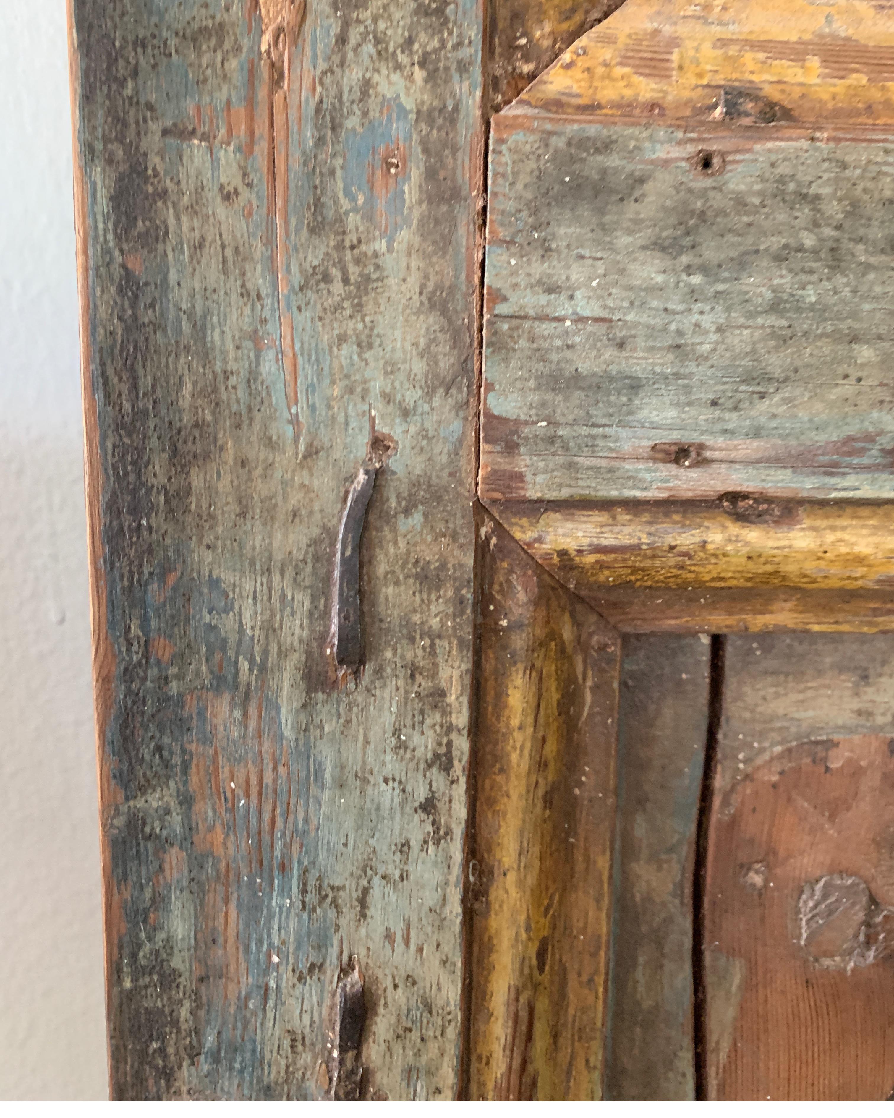Polychrome Tür aus dem frühen spanischen 18. Jahrhundert mit Originalbeschlägen und -farbe im Zustand „Relativ gut“ im Angebot in Houston, TX