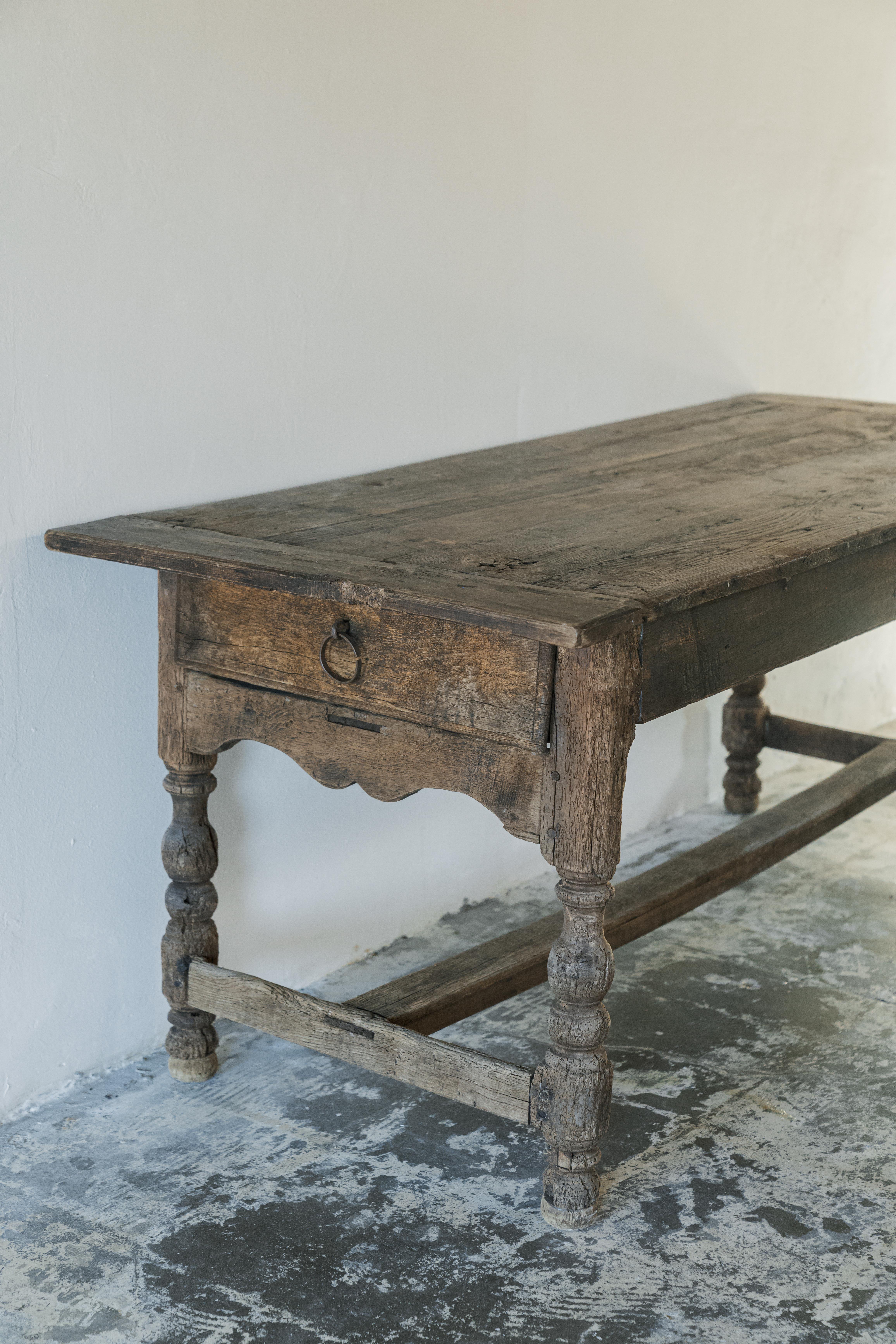 Raro tavolo primitivo spagnolo in refrattario, patina e colorazione eccezionali. 
Hardware e dettagli originali, estremamente robusti.