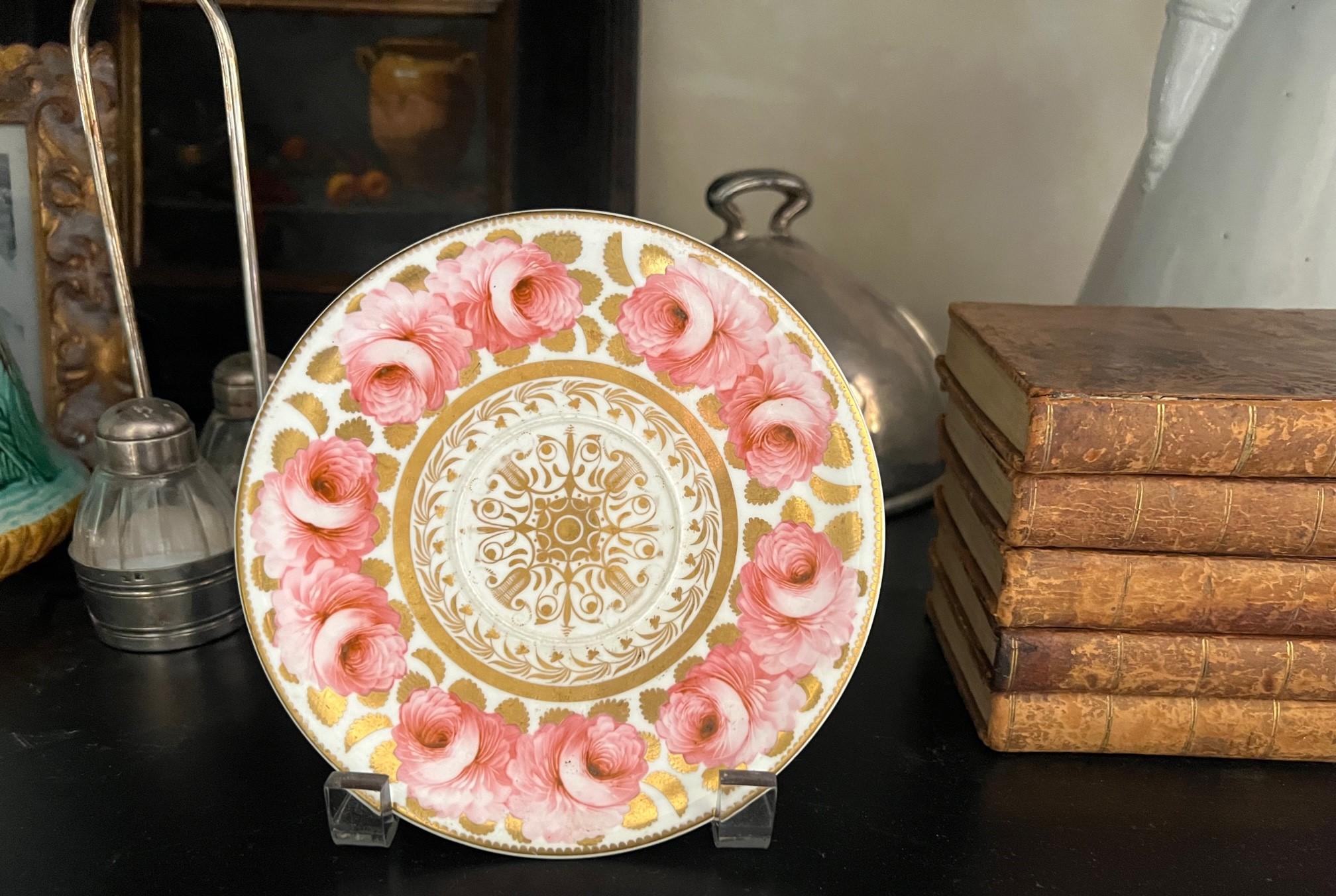 Assiette / soucoupe finement peinte d'époque Régence avec des roses roses et des feuilles dorées, fabriquée en Angleterre vers 1820.