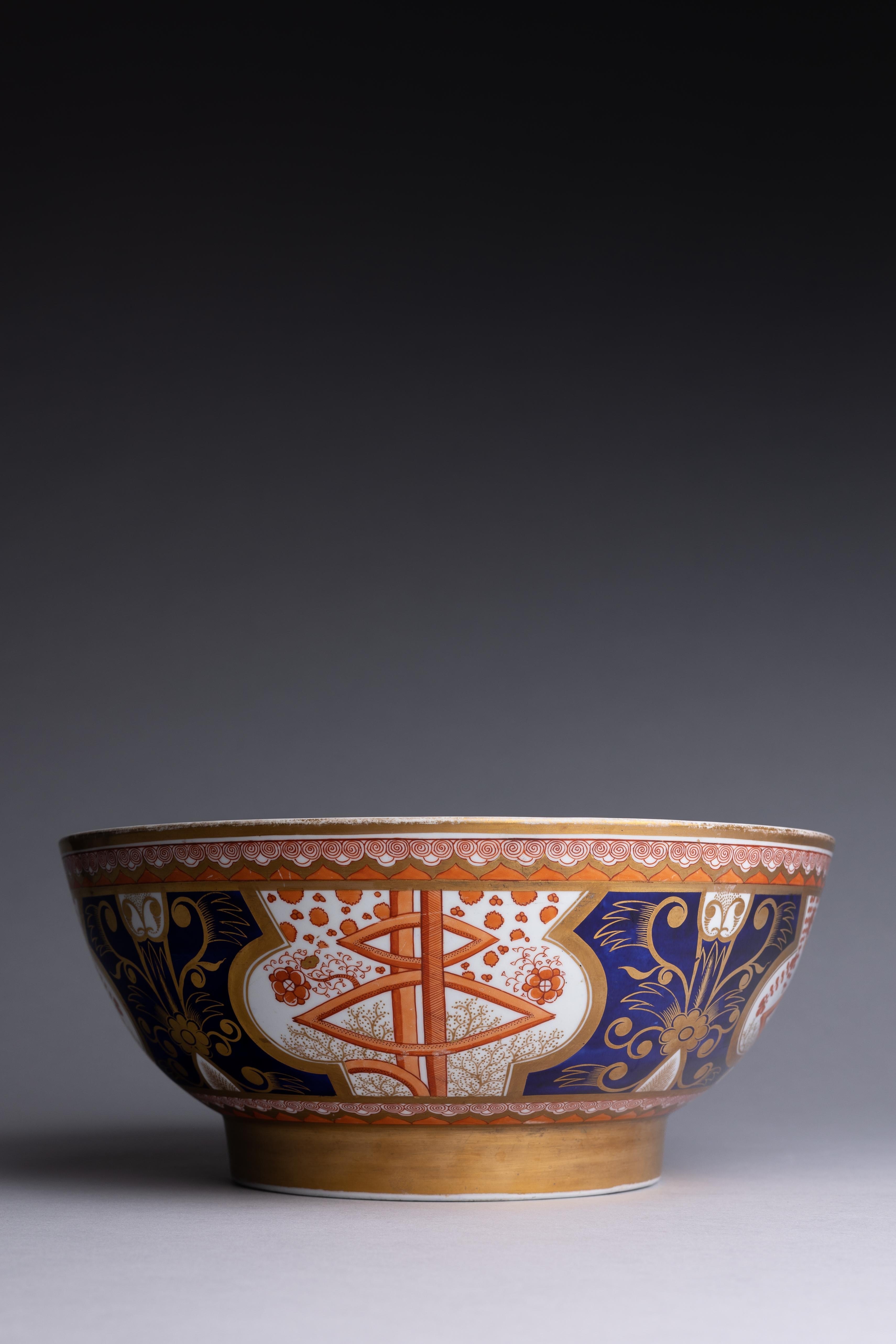 Grand bol à punch en porcelaine Spode Regency au motif Dollar, fabriqué en Angleterre vers 1810.

Ce bol à punch, conçu par des potiers anglais d'après des motifs asiatiques et nommé d'après une monnaie américaine, présente un exemple fascinant de