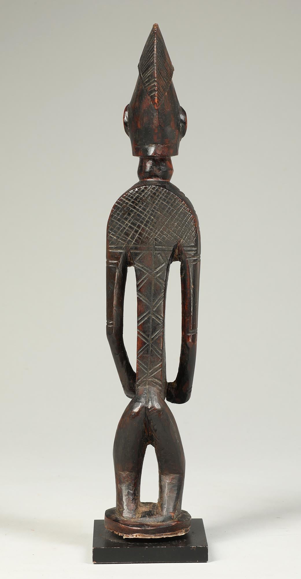 Figura femenina bambara o malinke de pie, pátina profunda, Malí África Occidental en Bastante bueno estado para la venta en Point Richmond, CA