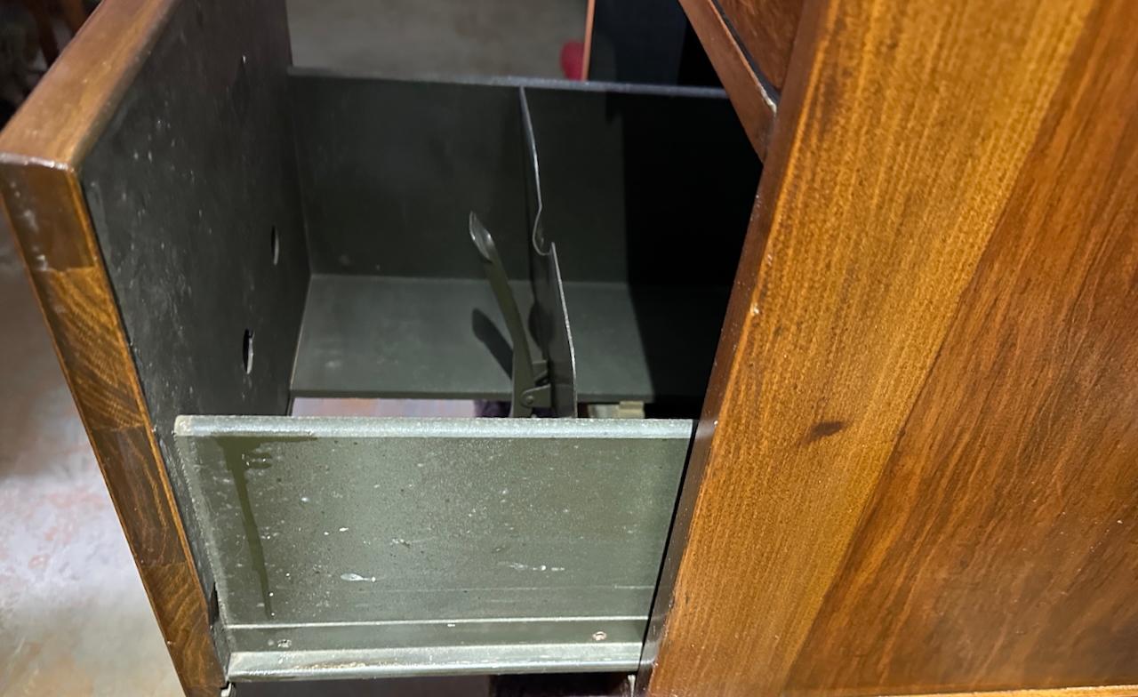Antiguo archivador Steelcase de madera y acero con cuatro cajones, circa 1920 en venta 10