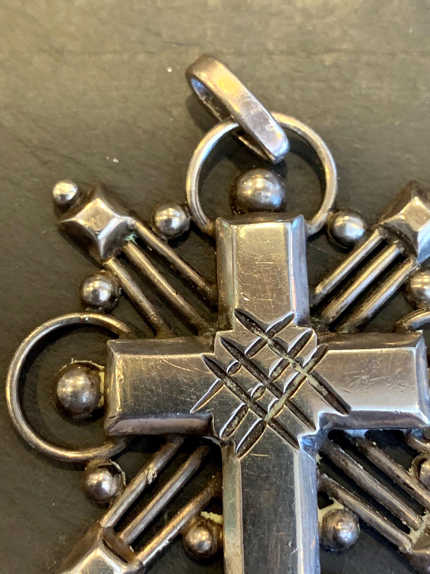 A lovely necklace pendant in 980 sterling silver from Taxco, Mexico. Designed and made by the studio of William Spratling, an American designer and entrepreneur who established his silver studio in Taxco in the 1930s. The cross design of this pedant