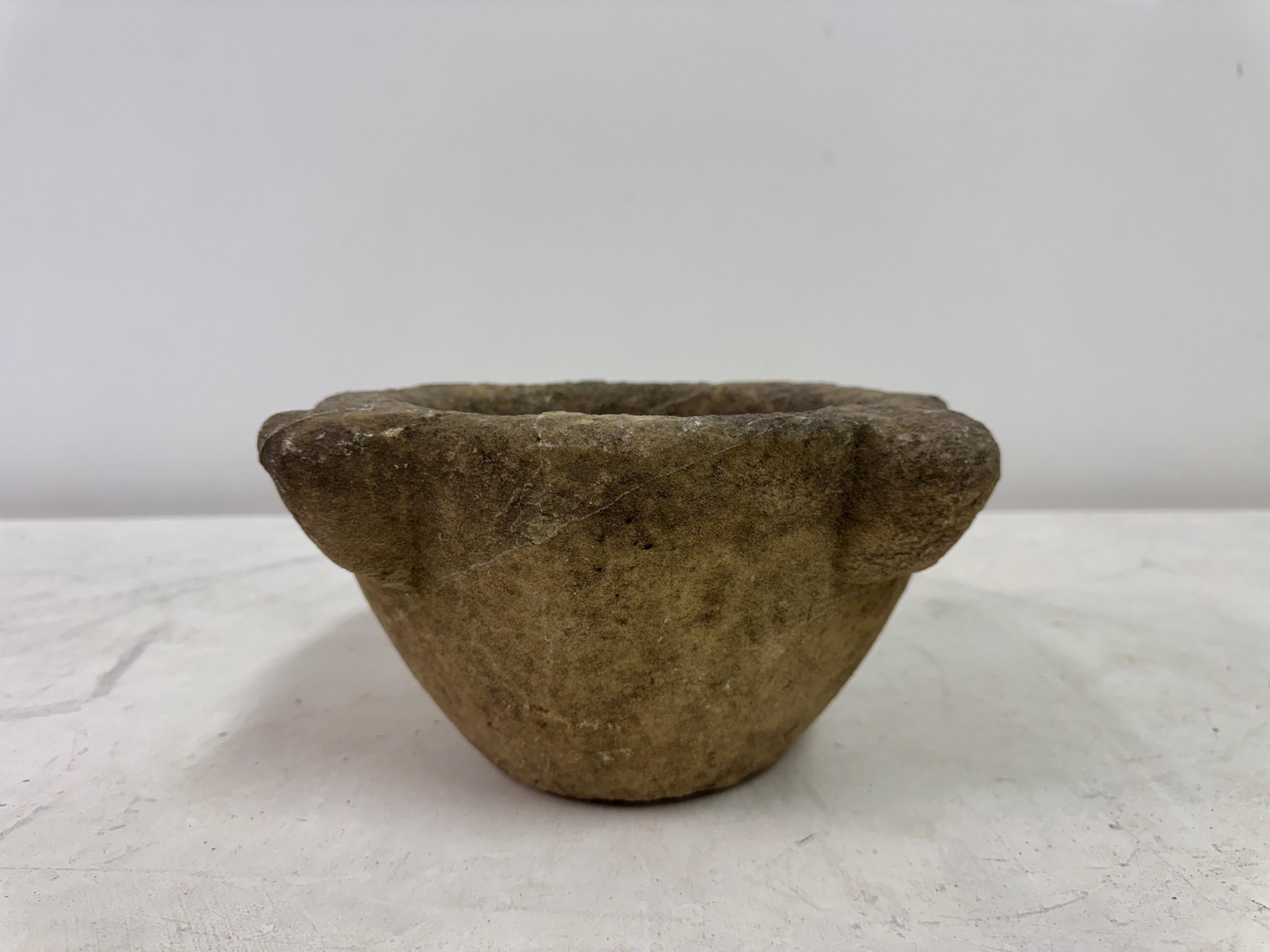 Mortier de pierre ancien, 18e-19e siècle

Mortier en pierre sculpté à la main et magnifiquement usé, probablement du 18e ou du début du 19e siècle. Taillée dans un seul bloc de pierre, la pièce présente une texture irrégulière et une patine douce