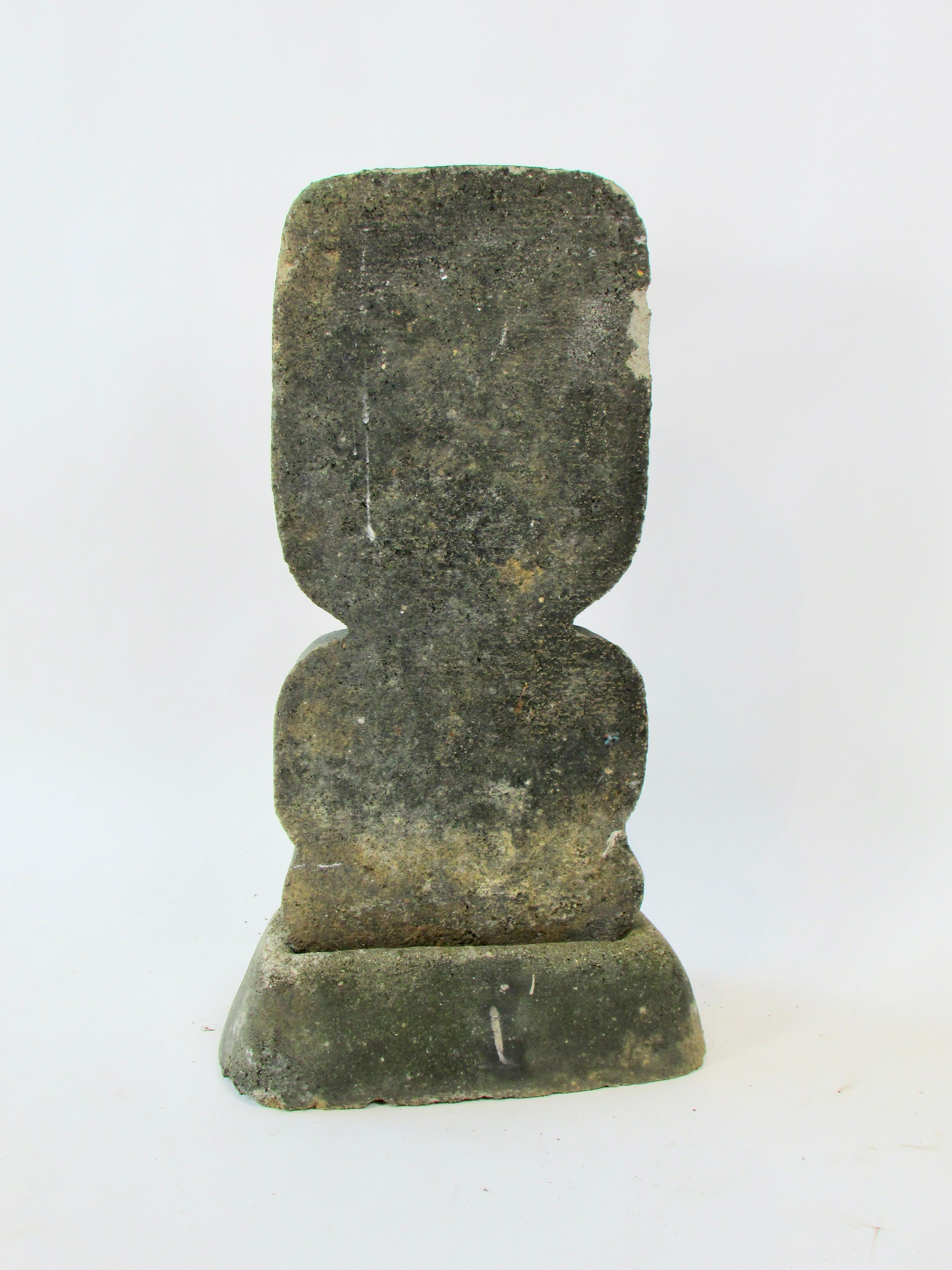 Early Stone Tiki Garten Statue auf Sockel (Gegossen) im Angebot