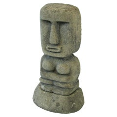 Frühe Tiki-Gartenstatue aus Stein auf Sockel