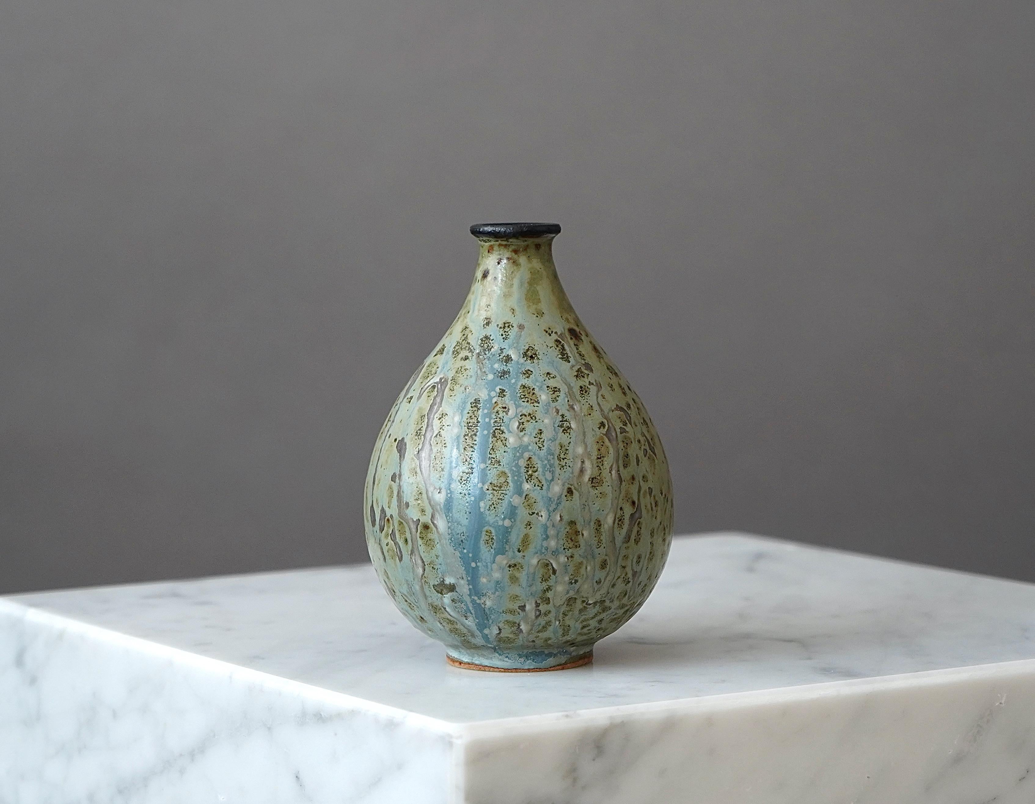 A beautiful and early stoneware Vase with amazing glaze.
Made by Arne Bang, at Holmegaard Stentoj studio, Denmark.

Excellent condition. Marked 