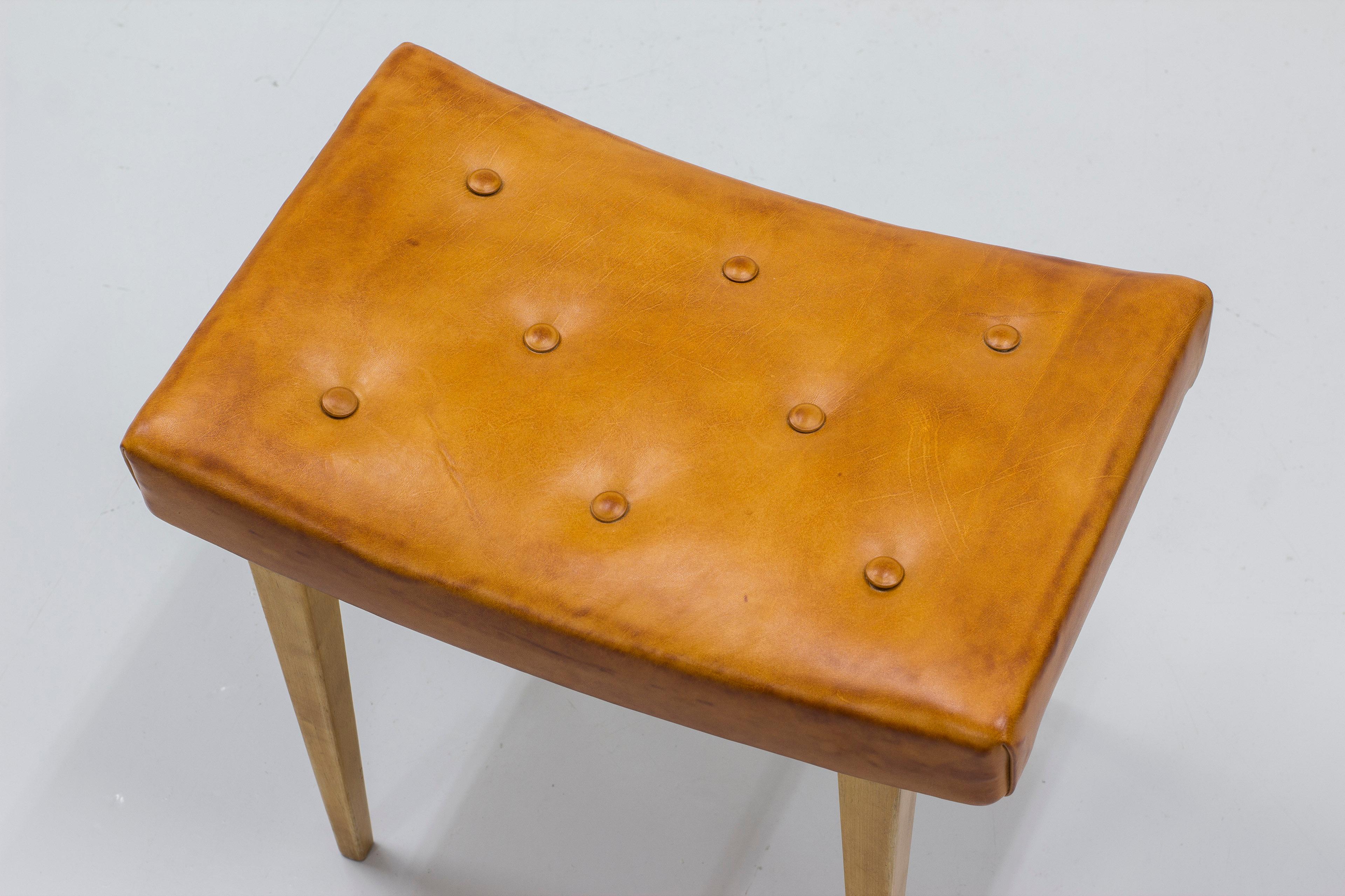 Early stool with cognac leather and birch by Bruno Mathsson, Karl Mathsson 1941 In Good Condition For Sale In Hägersten, SE