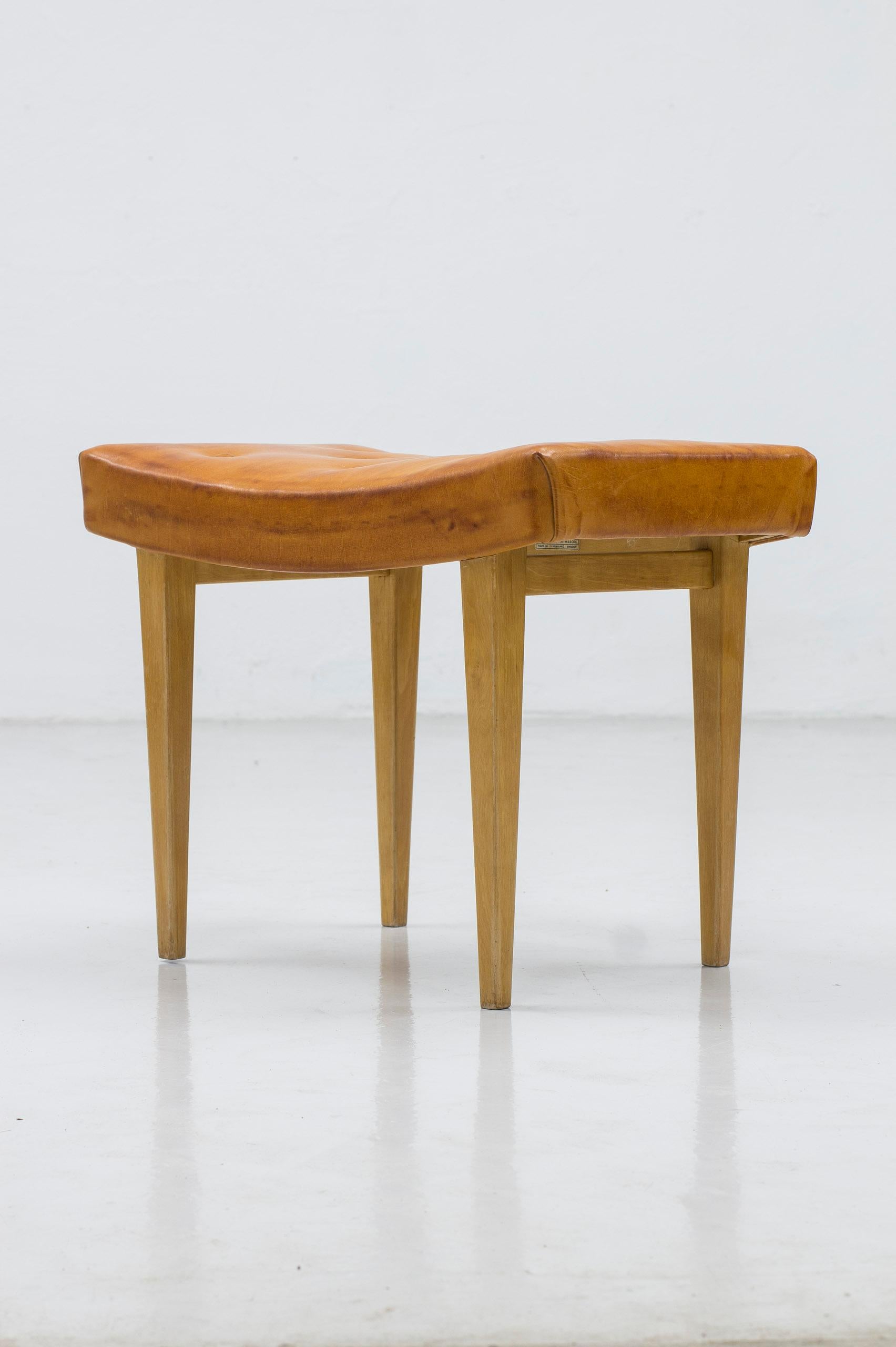 Cuir Tabouret ancien en cuir cognac et bouleau de Bruno Mathsson, Karl Mathsson 1941 en vente