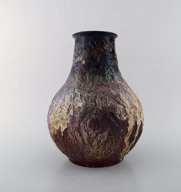 Early Svend Hammershøi for Kähler, Denmark. Large vase in glazed stoneware. Beautiful glaze and organic shape with branches and foliage in relief, early 20th century.
Measures: 28 x 22.5 cm.
Stamped.
In very good condition.