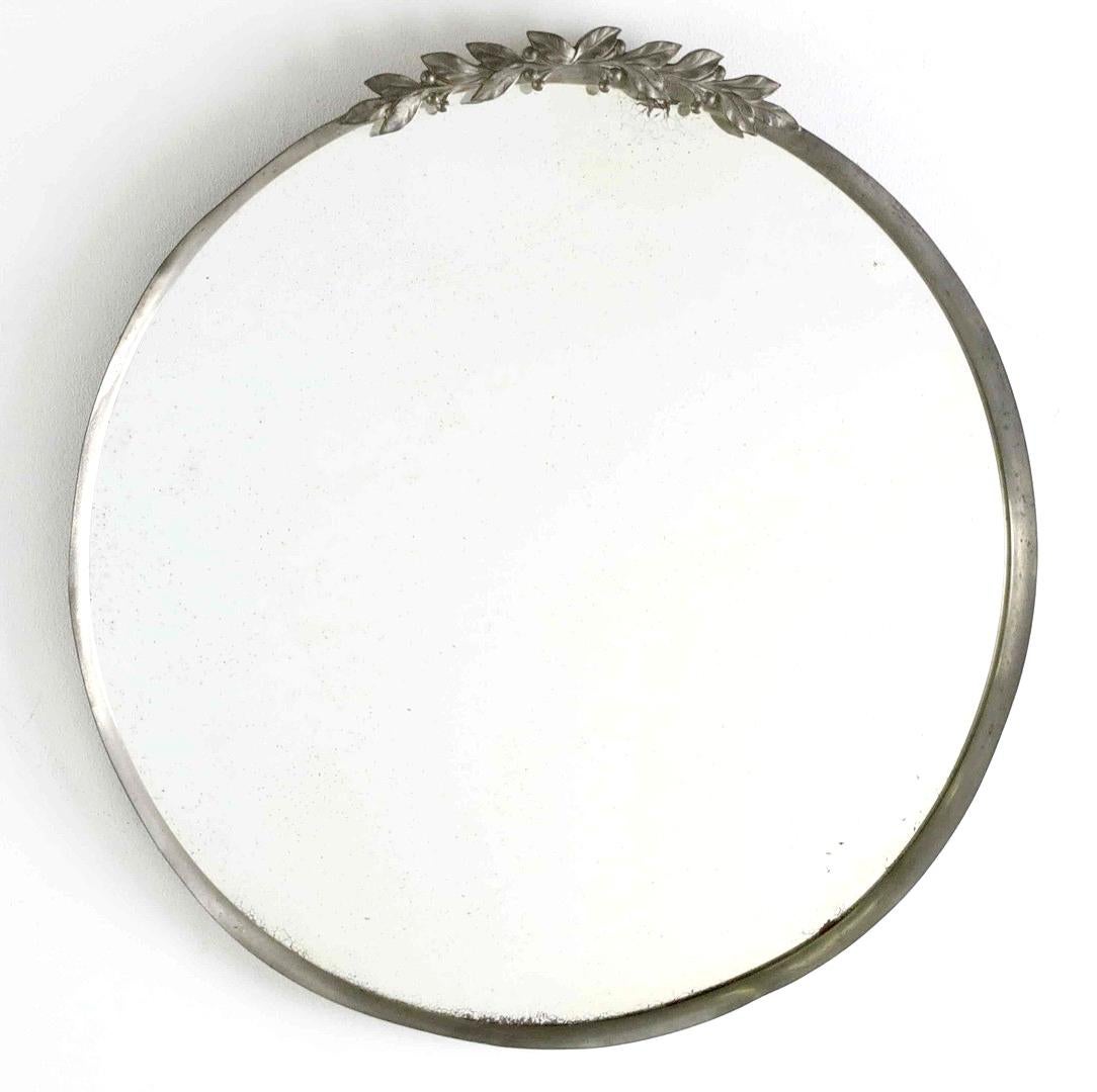 SVENSKT TENN  -  SCANDINAVIAN MODERN

A beautiful antique pewter mirror, Sweden 1920s, Estrid Ericson, Svenskt Tenn. 

The mirror is decorated with handcrafted leaves, very typical for Estrid Ericson's designs. 

Size: ø 41 cm.

The mirror is very