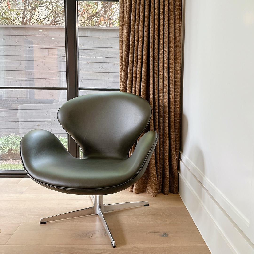 This model 3320  ‘Swan’ Chair by Arne Jacobsen and manufactured by Fritz Hansen was designed in 1958 for the lobby and lounge areas of the SAS Royal Hotel in Copenhagen. Organic, soft, and sculptural its simplicity is timeless with a strong