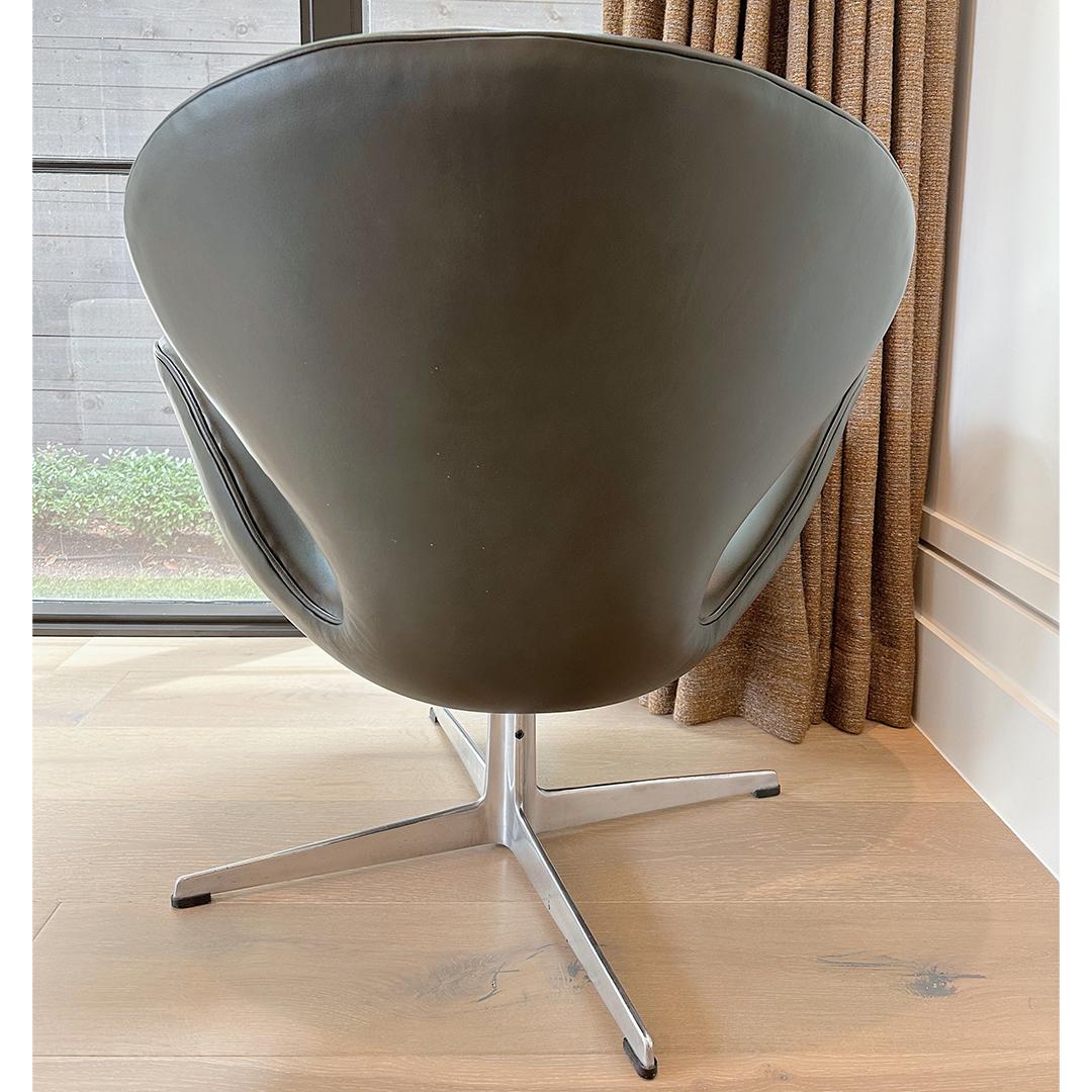 Mid-Century Modern Early 'Swan' Chair Model No. 3320 by Arne Jacobsen For Sale