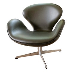 Early 'Swan' Chair Model No. 3320 by Arne Jacobsen