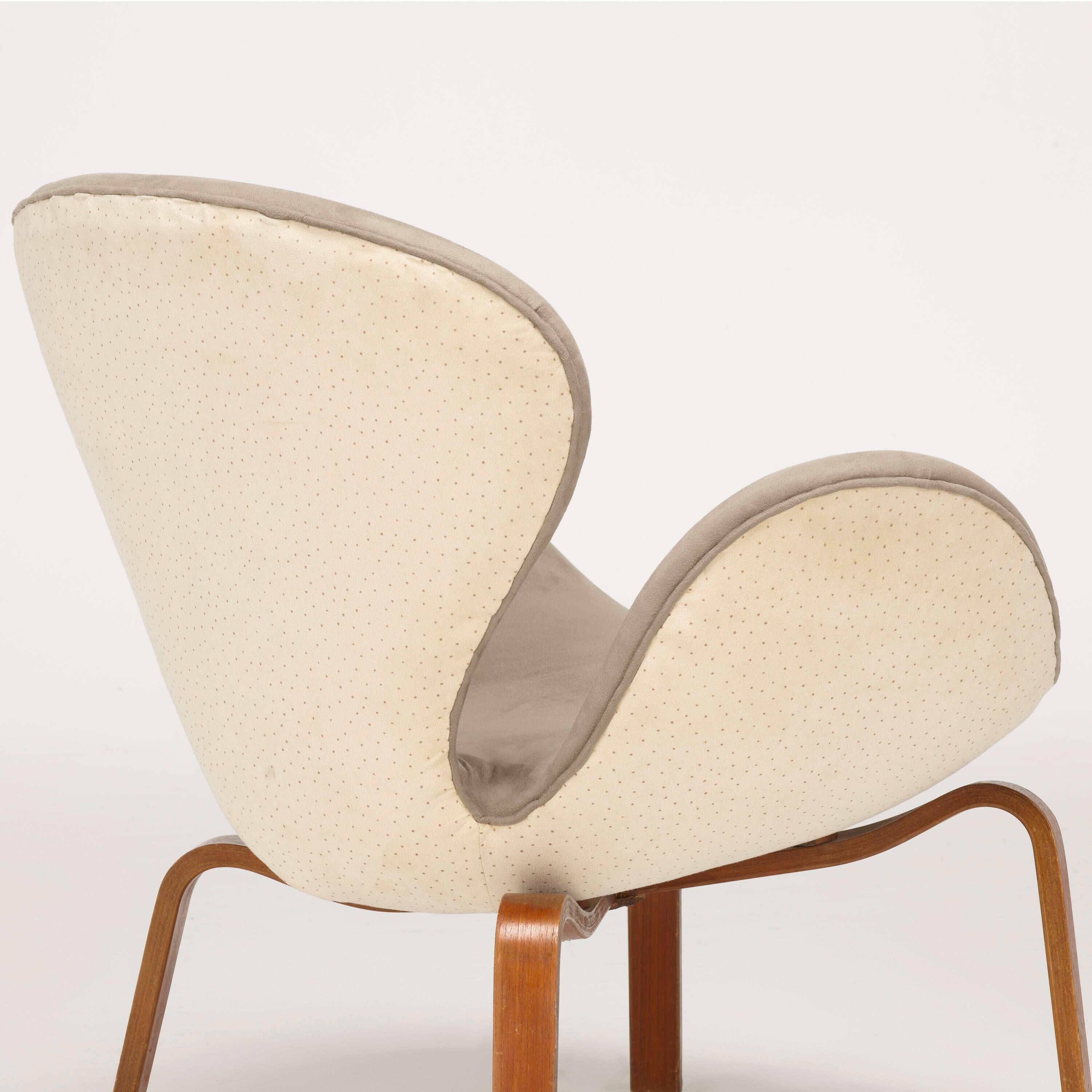 Danish Early 'Swan' Chair Model No. 4325 by Arne Jacobson