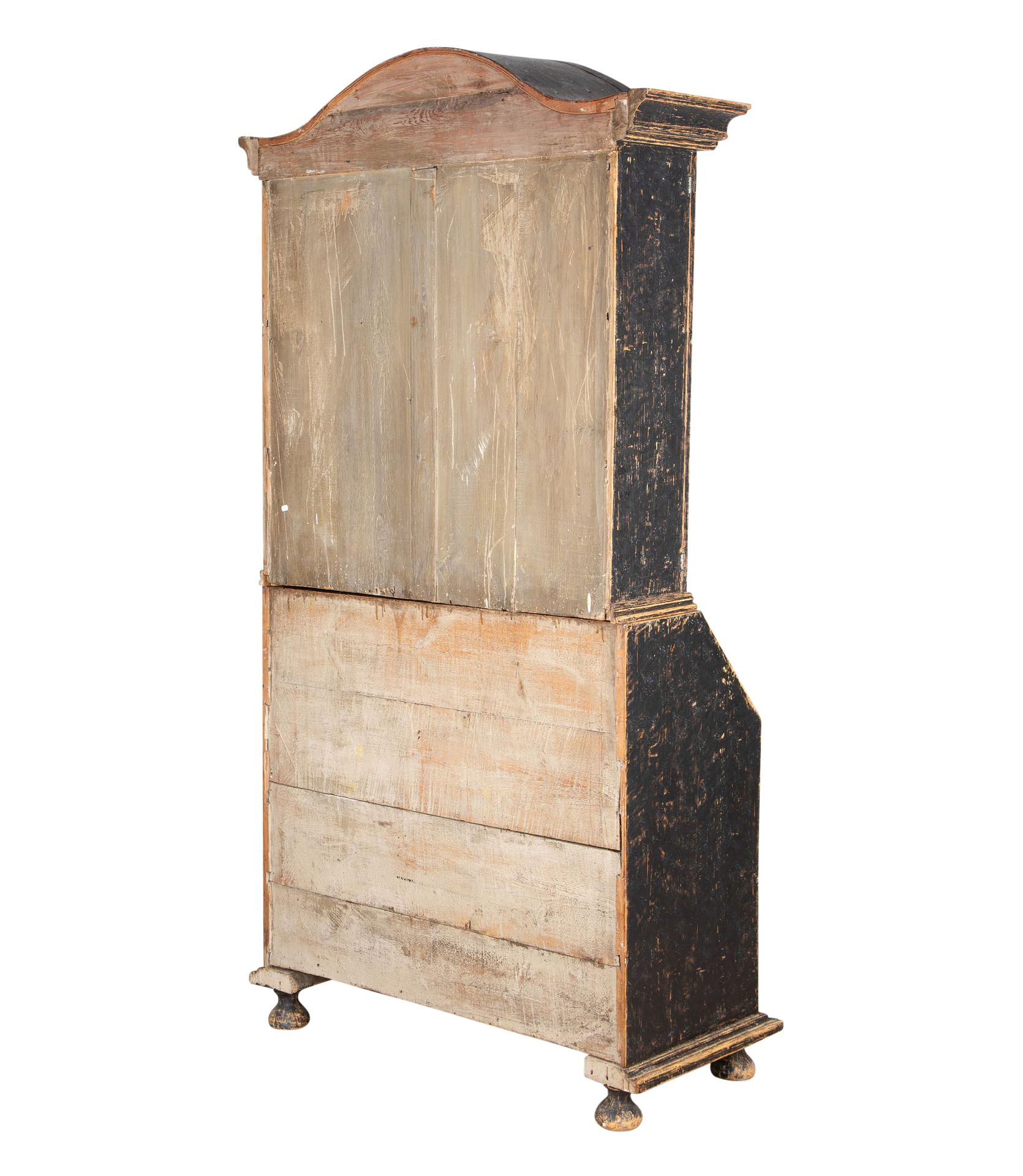Segretaria rococò dell'inizio del XIX secolo. 
Con un frontone decorativo intagliato e due porte che si aprono su un ripostiglio. Con una scrivania che si apre alla scrittura. 
Con cassetti sottostanti due cassetti corti e due lunghi. Riverniciato