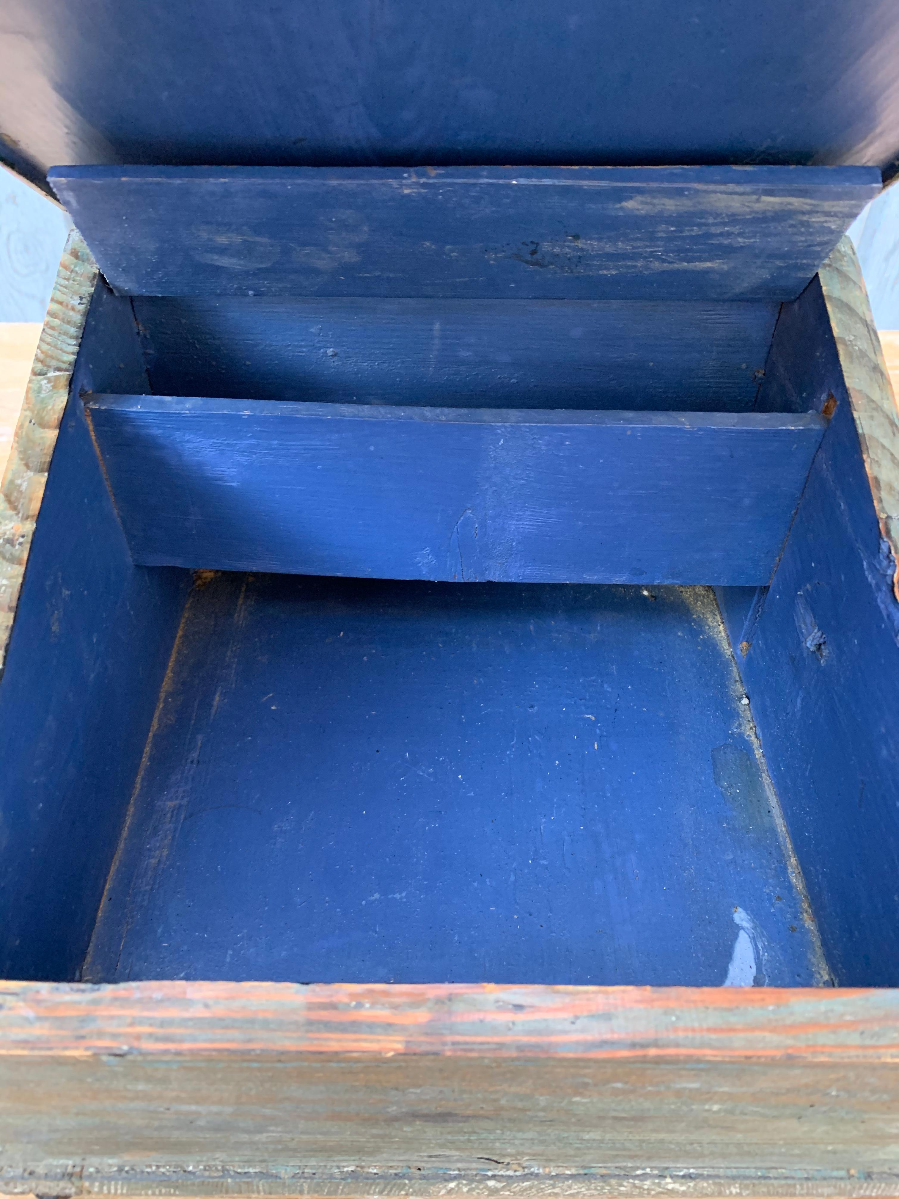 Schwedische Volkskunstschachtel aus Holz des frühen 19. Jahrhunderts mit ursprünglicher Farbe im Angebot 6