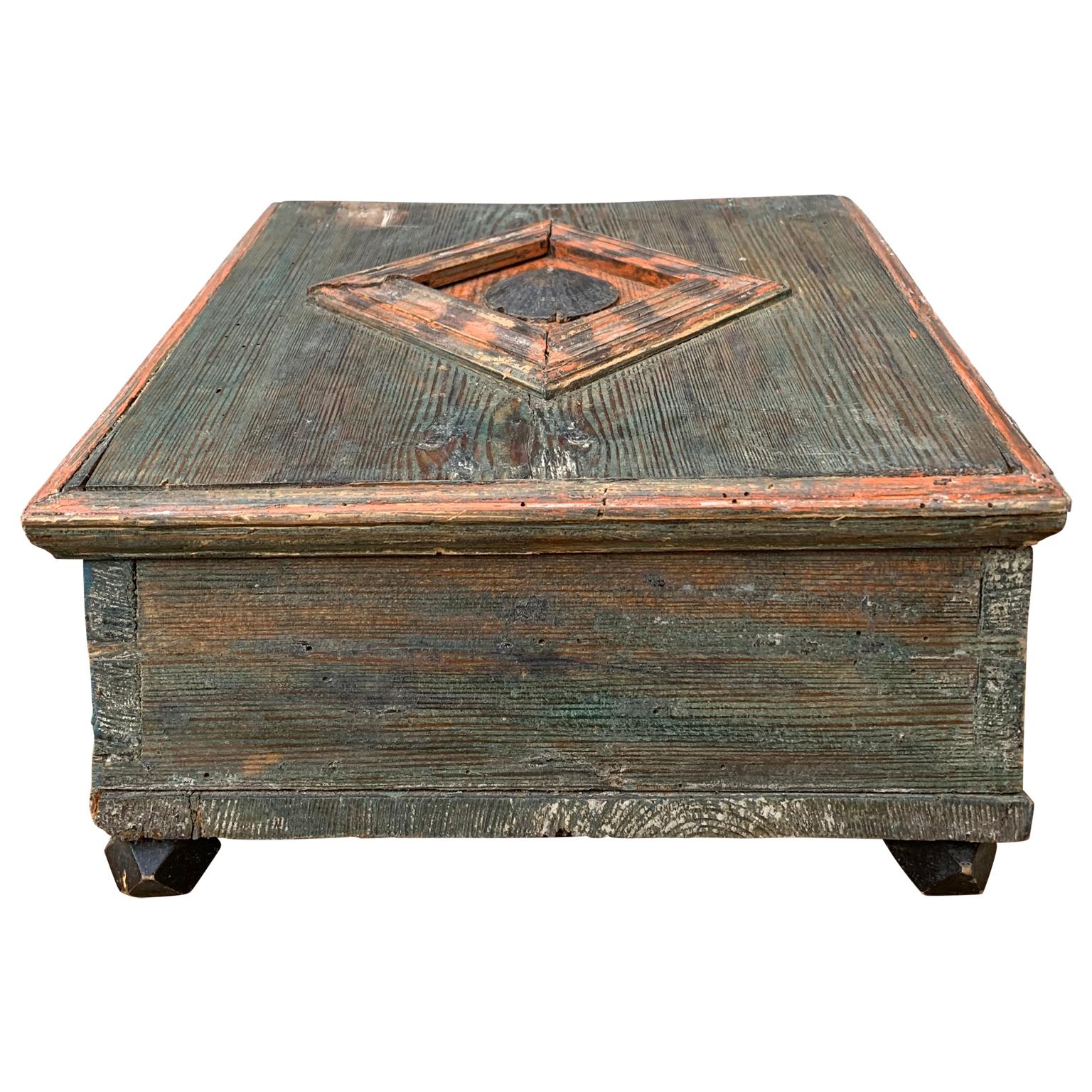 Une boîte originale suédoise d'art populaire peinte. À partir du début du 19e siècle, il a probablement été utilisé pour conserver des fournitures d'écriture et du matériel de bureau.