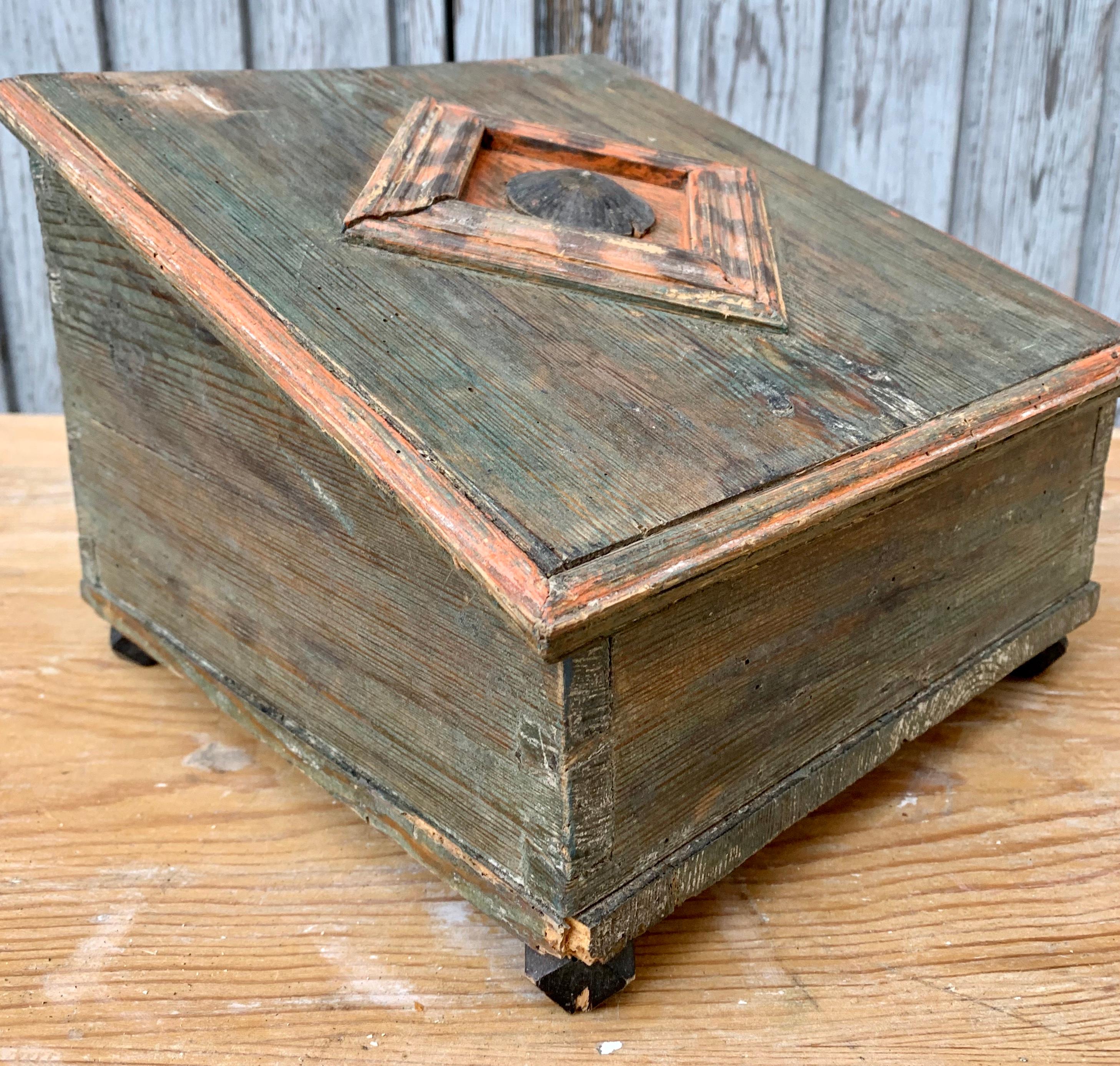 Early Swedish 19th Century Wooden Folk Art Box with Originally Paint In Good Condition For Sale In Haddonfield, NJ