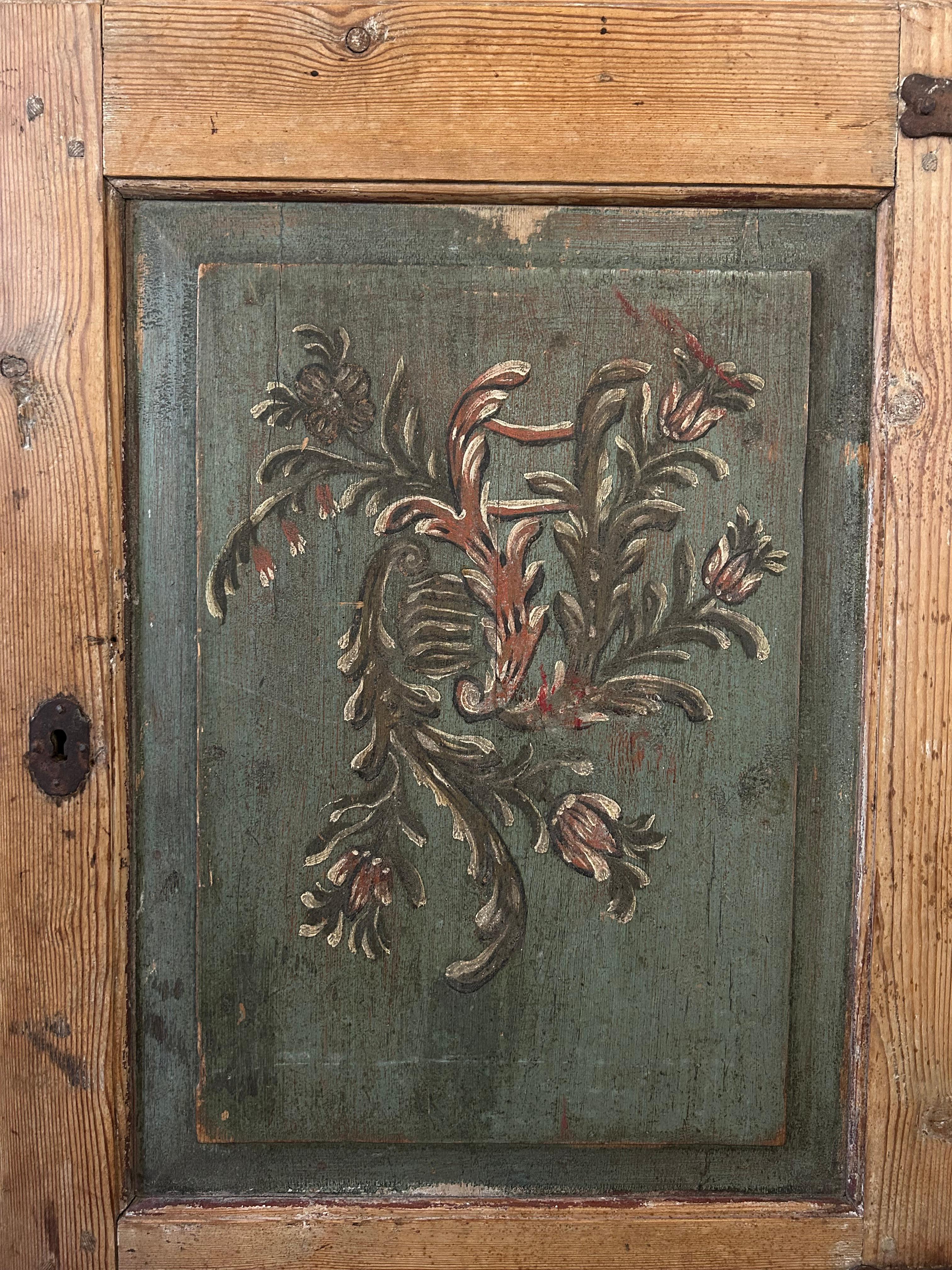 Fai un salto indietro nel tempo con questo eccezionale mobile di arte popolare svedese della fine del XVIII secolo. Realizzato intorno al 1790, questo pezzo mette in mostra la squisita abilità artigianale e il ricco patrimonio culturale della Svezia