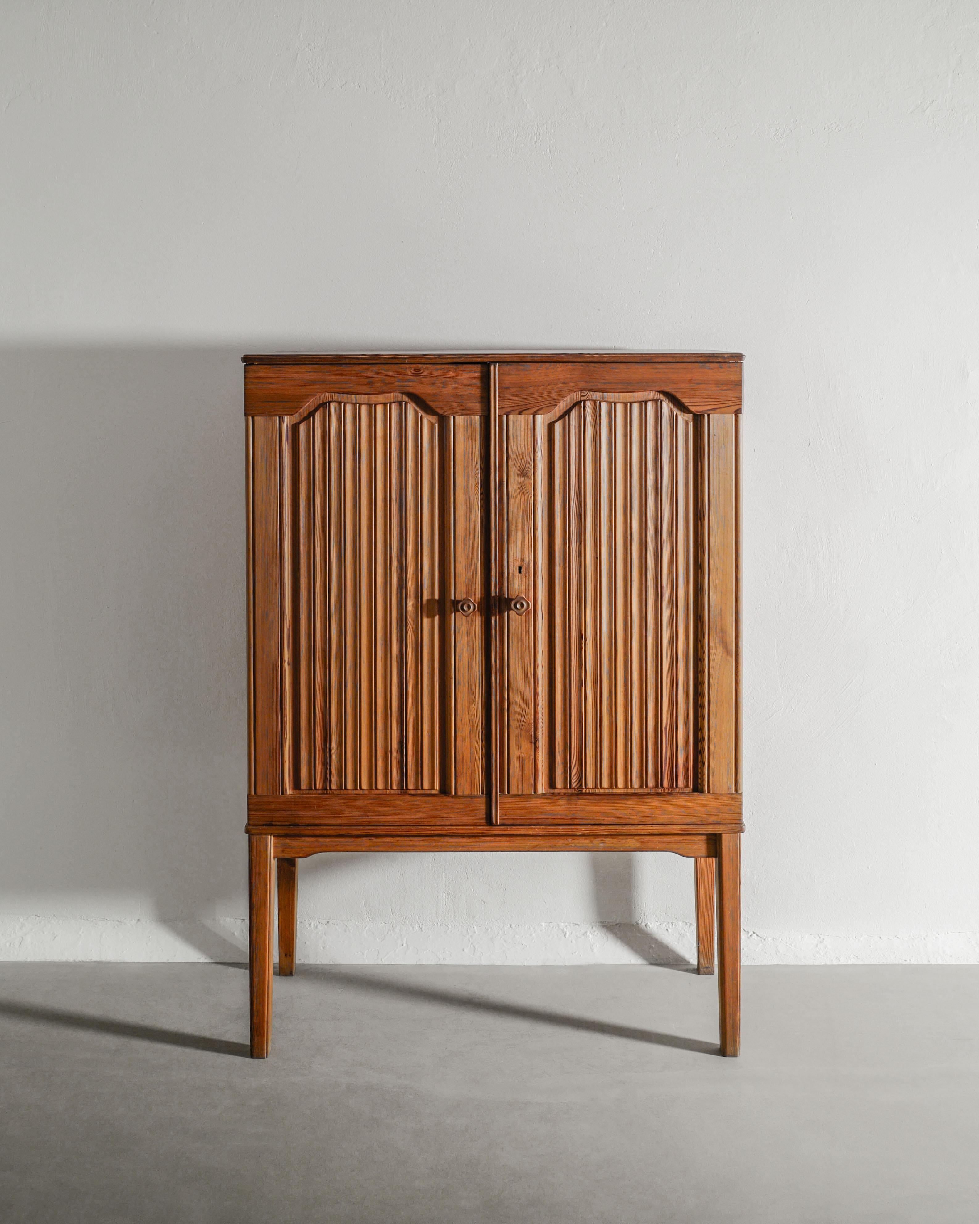 Früher schwedischer Kiefernholzschrank aus der Mitte des Jahrhunderts von Carl Malmsten, 1930er Jahre (Skandinavische Moderne) im Angebot