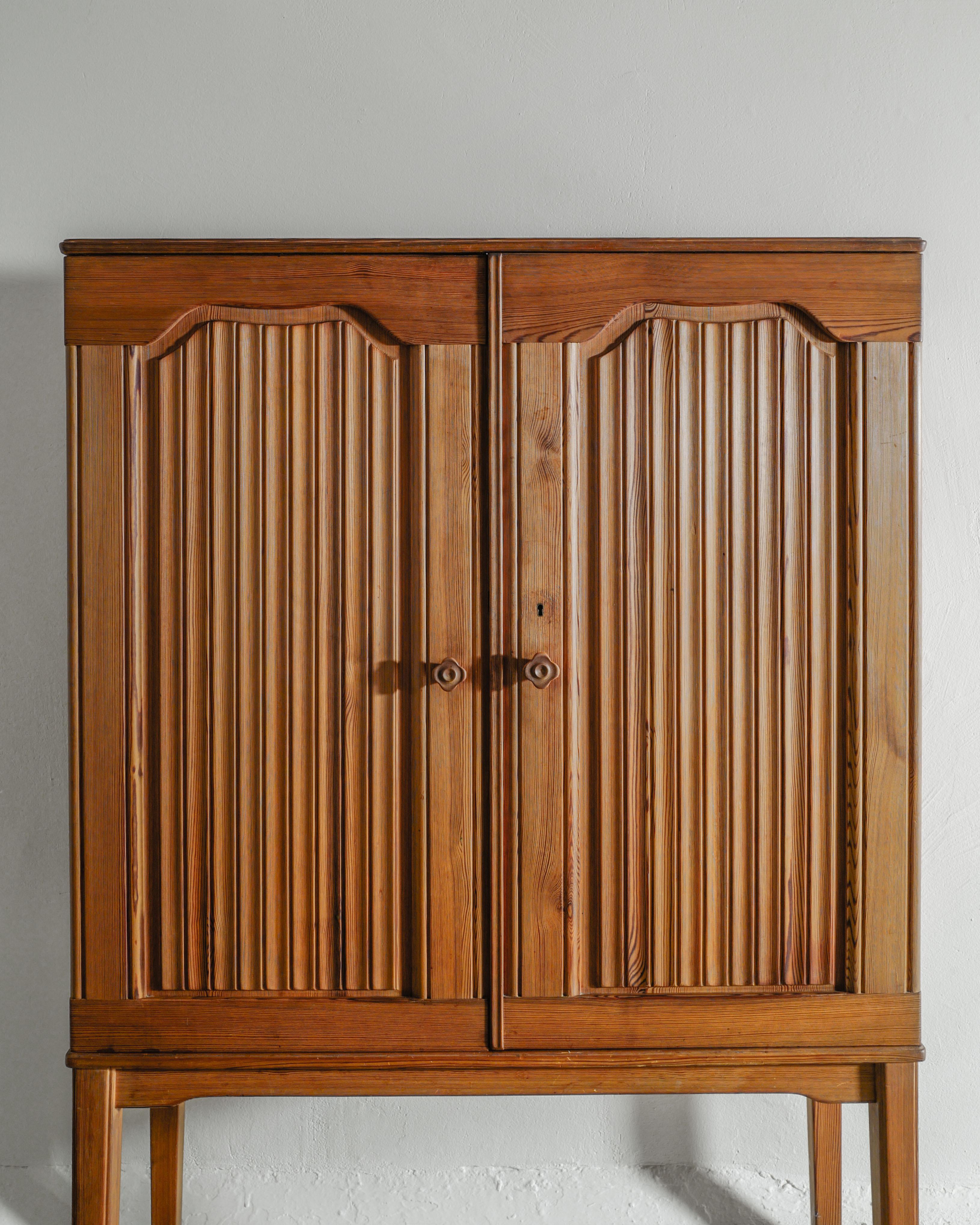 Früher schwedischer Kiefernholzschrank aus der Mitte des Jahrhunderts von Carl Malmsten, 1930er Jahre (Schwedisch) im Angebot