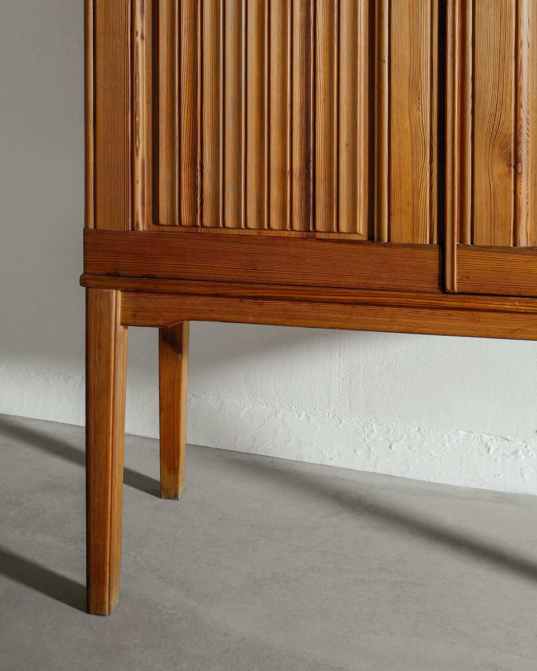 Früher schwedischer Kiefernholzschrank aus der Mitte des Jahrhunderts von Carl Malmsten, 1930er Jahre (Mitte des 20. Jahrhunderts) im Angebot