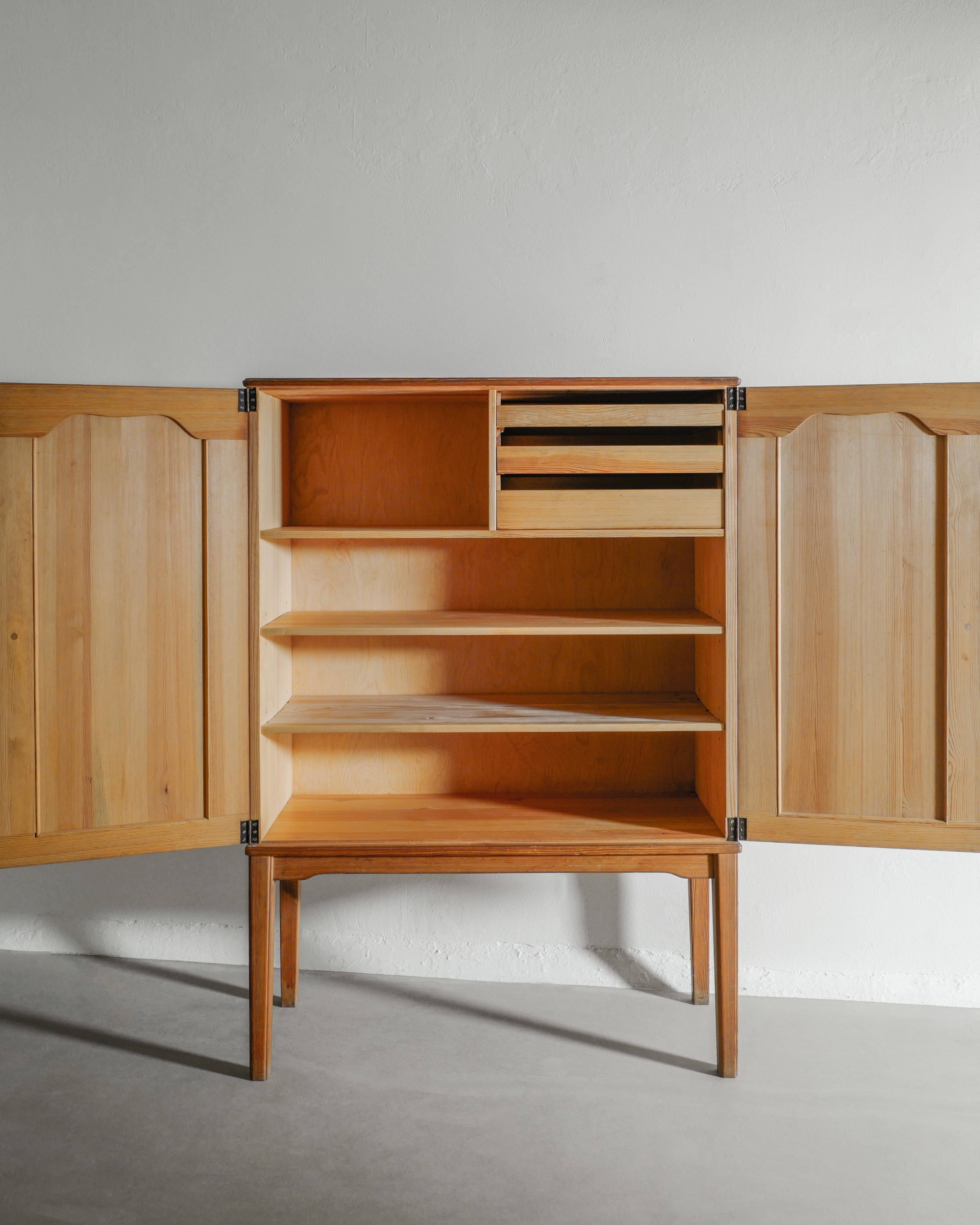 Früher schwedischer Kiefernholzschrank aus der Mitte des Jahrhunderts von Carl Malmsten, 1930er Jahre im Angebot 2