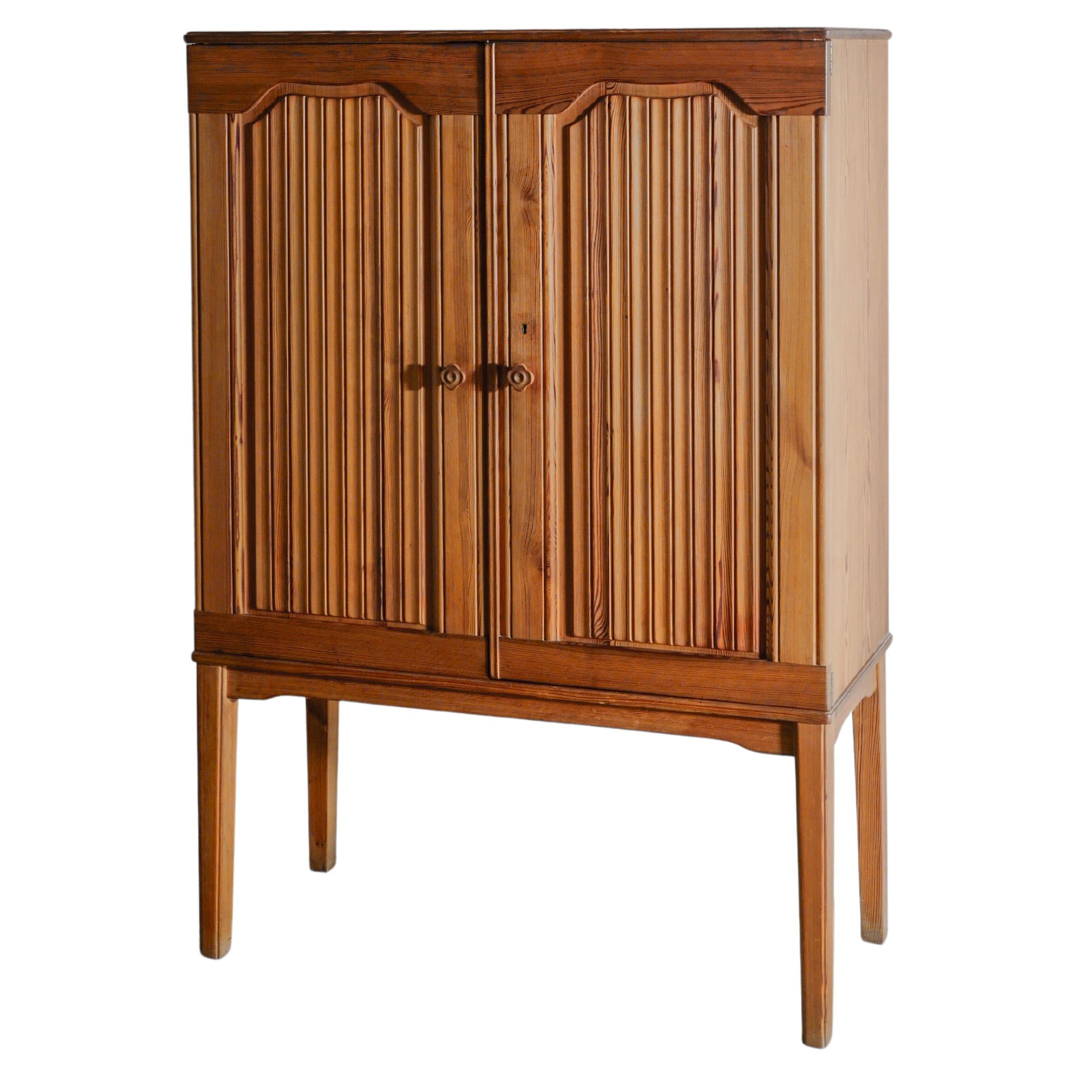 Früher schwedischer Kiefernholzschrank aus der Mitte des Jahrhunderts von Carl Malmsten, 1930er Jahre im Angebot