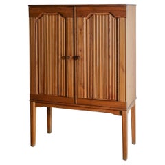 Früher schwedischer Kiefernholzschrank aus der Mitte des Jahrhunderts von Carl Malmsten, 1930er Jahre
