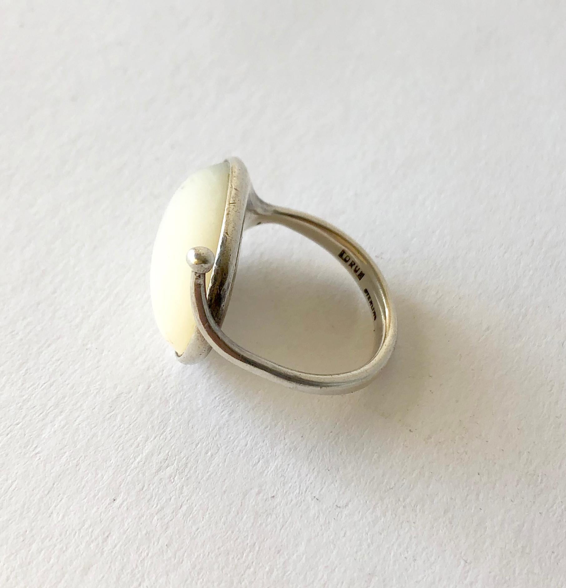 Vivianna Torun Bülow-Hübe Sterling Silver and Mother of Pearl Ring In Good Condition In Palm Springs, CA