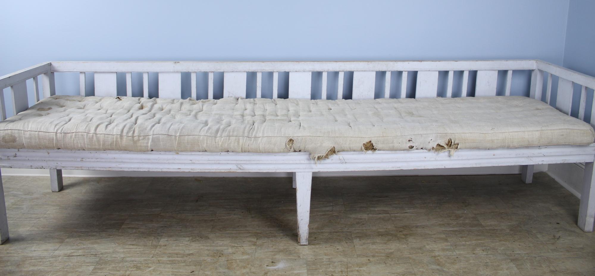 Early Swedish Sofa or Daybed, Original Paint (Gemalt)