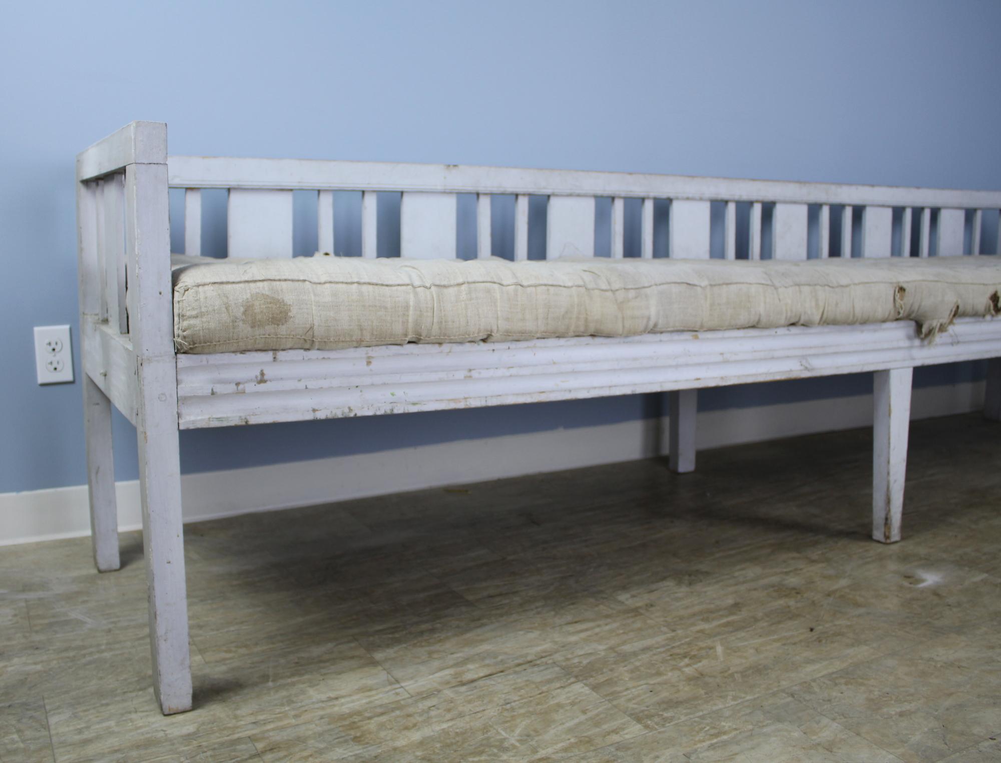 Early Swedish Sofa or Daybed, Original Paint im Zustand „Starke Gebrauchsspuren“ in Port Chester, NY