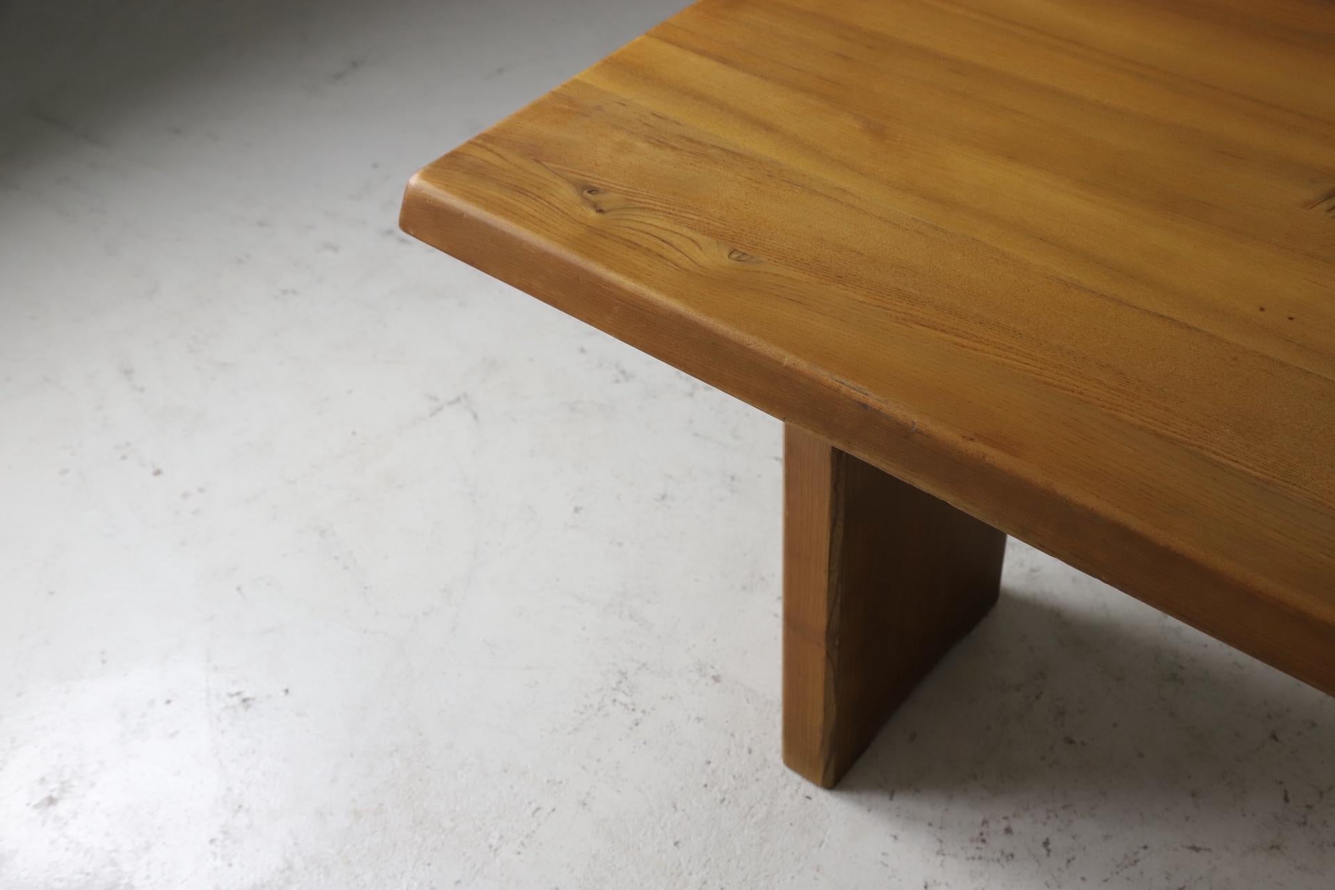Table de salle à manger T14a conçue par Pierre Chapo, France, années 1960. Fabriqué en bois d'orme massif à la patine chaleureuse. Cette table de salle à manger se trouve dans un très bel état d'origine, avec une usure normale due à l'âge et à