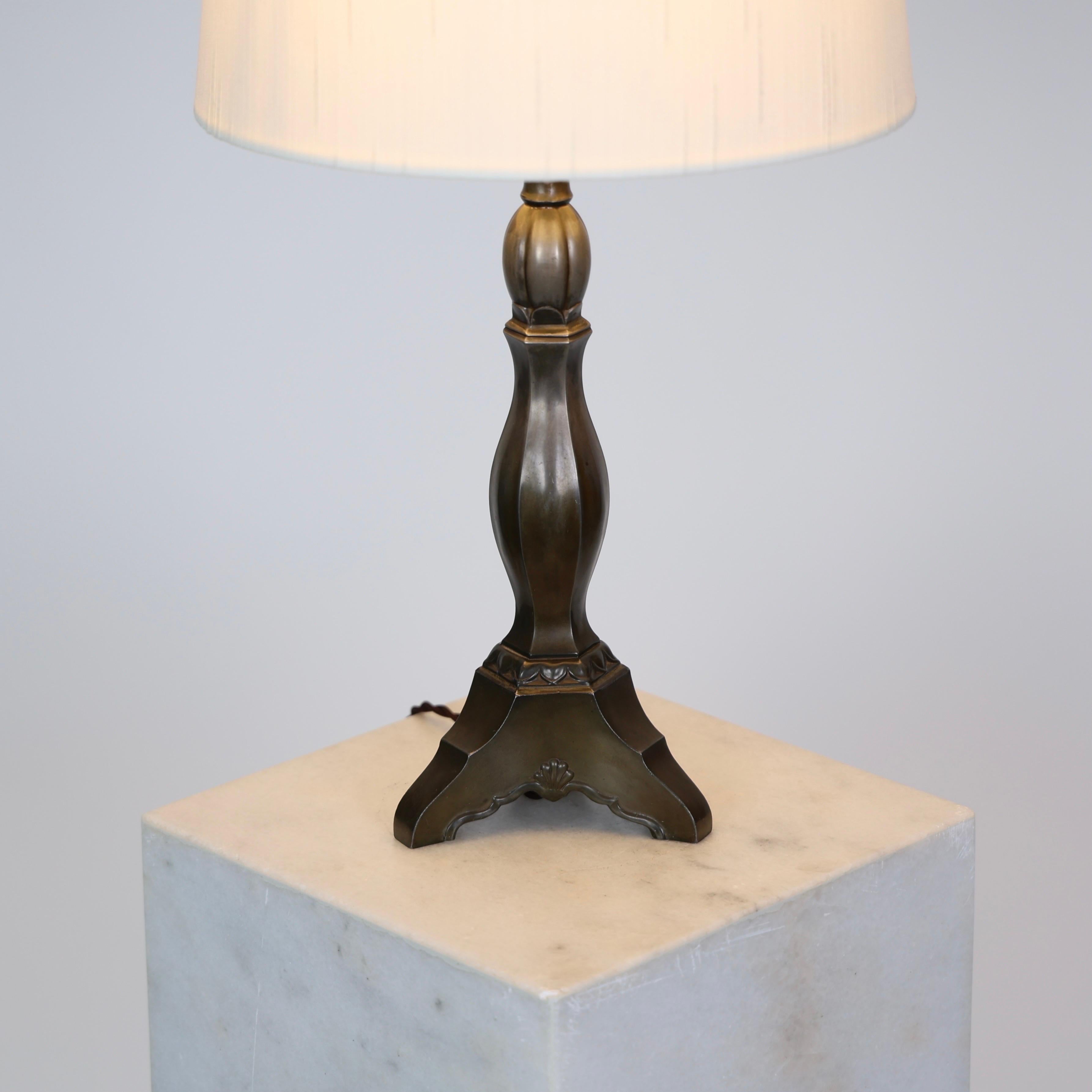Danois Lampe de table ancienne par Just Andersen, années 1920, Danemark en vente
