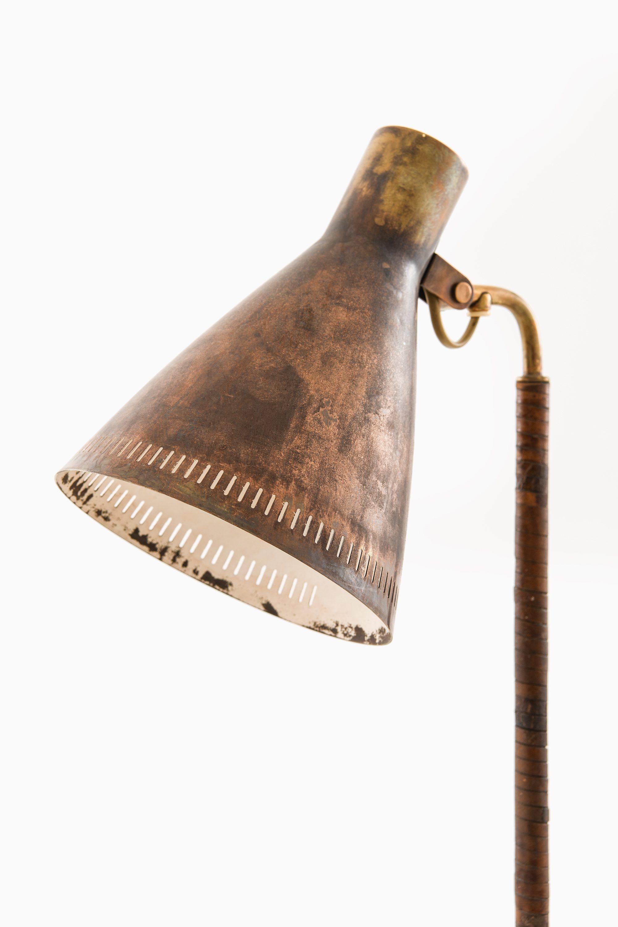 Lampe de table ancienne en laiton et cuir par Paavo Tynell, années 1950 en vente 3
