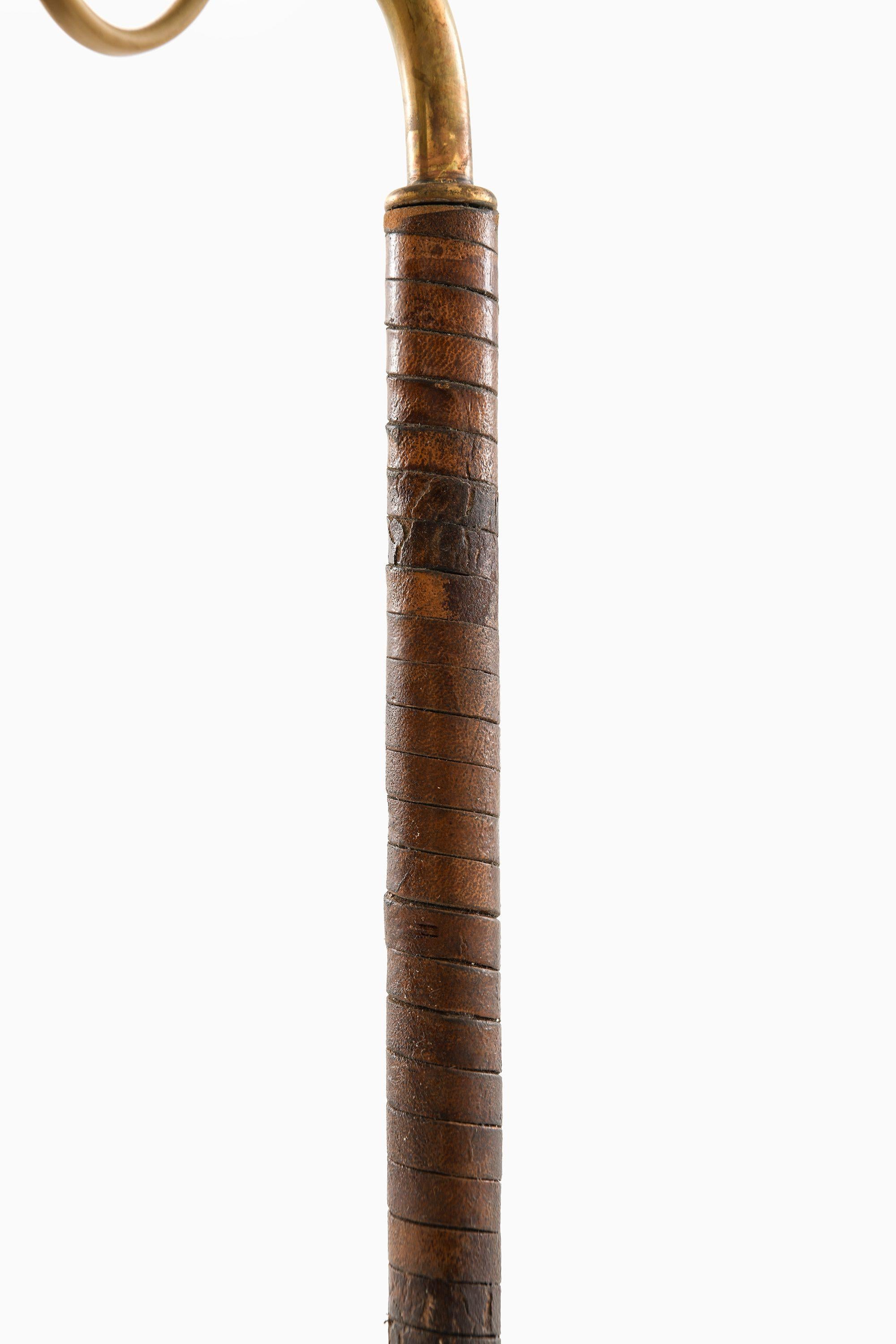 Lampe de table ancienne en laiton et cuir par Paavo Tynell, années 1950 en vente 4