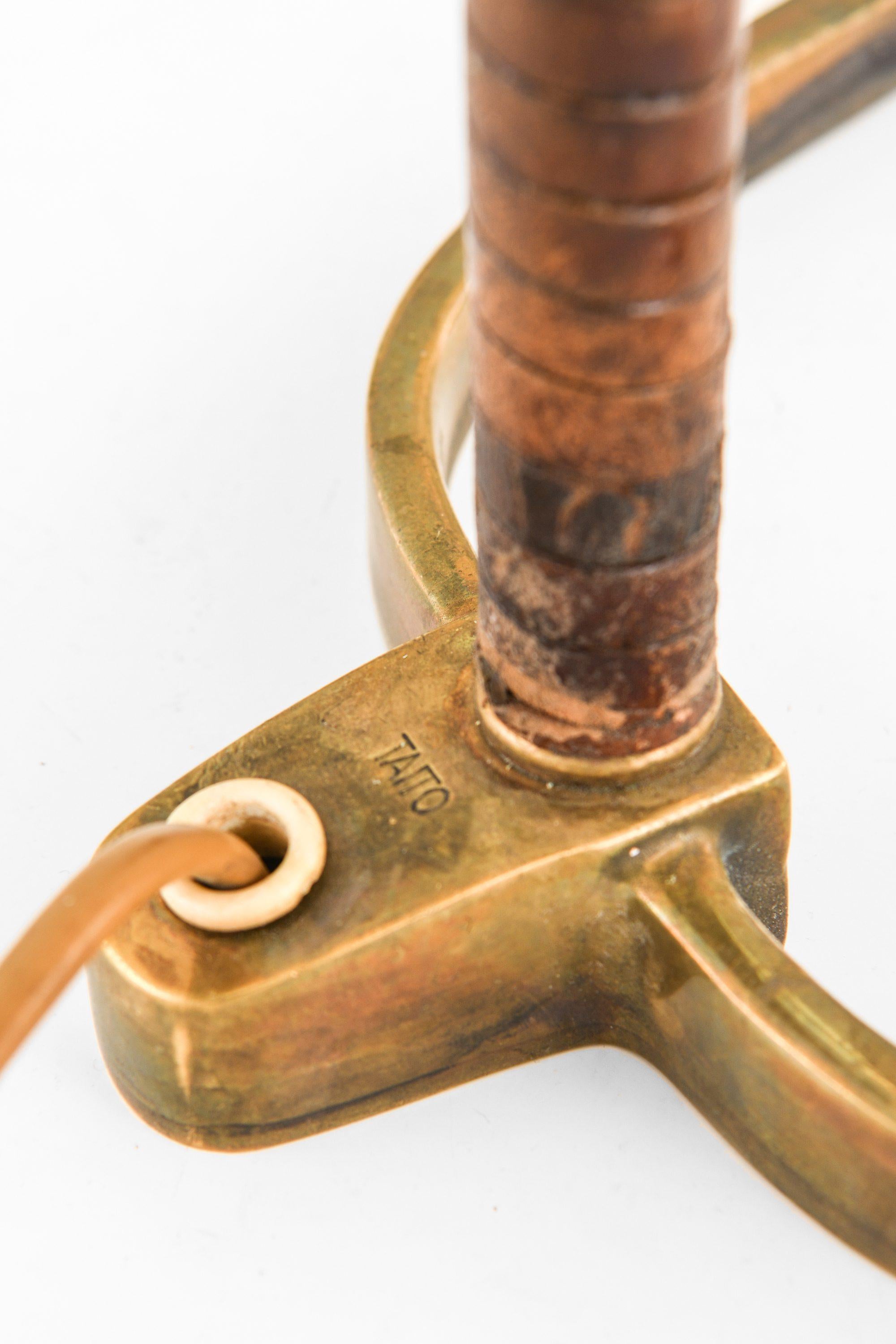 Lampe de table ancienne en laiton et cuir par Paavo Tynell, années 1950 en vente 5