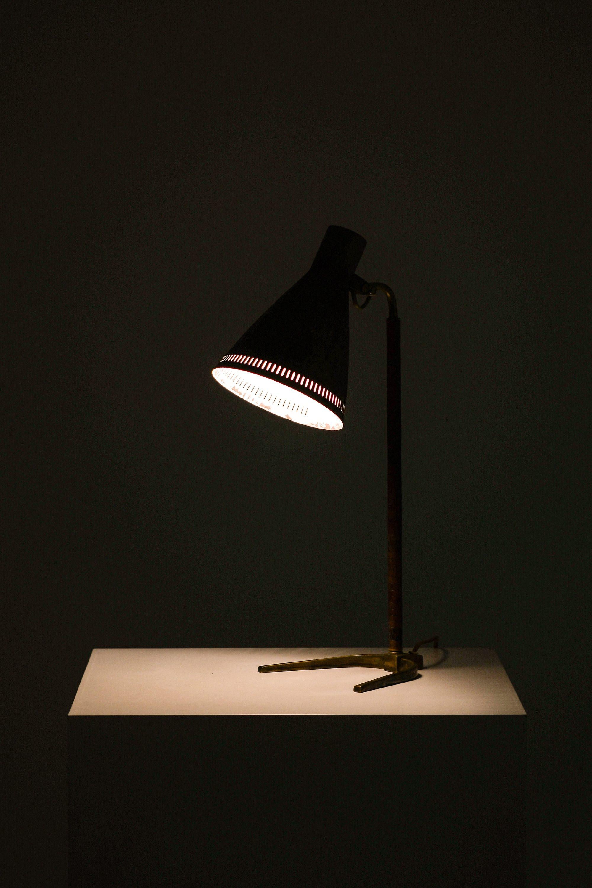 Finlandais Lampe de table ancienne en laiton et cuir par Paavo Tynell, années 1950 en vente