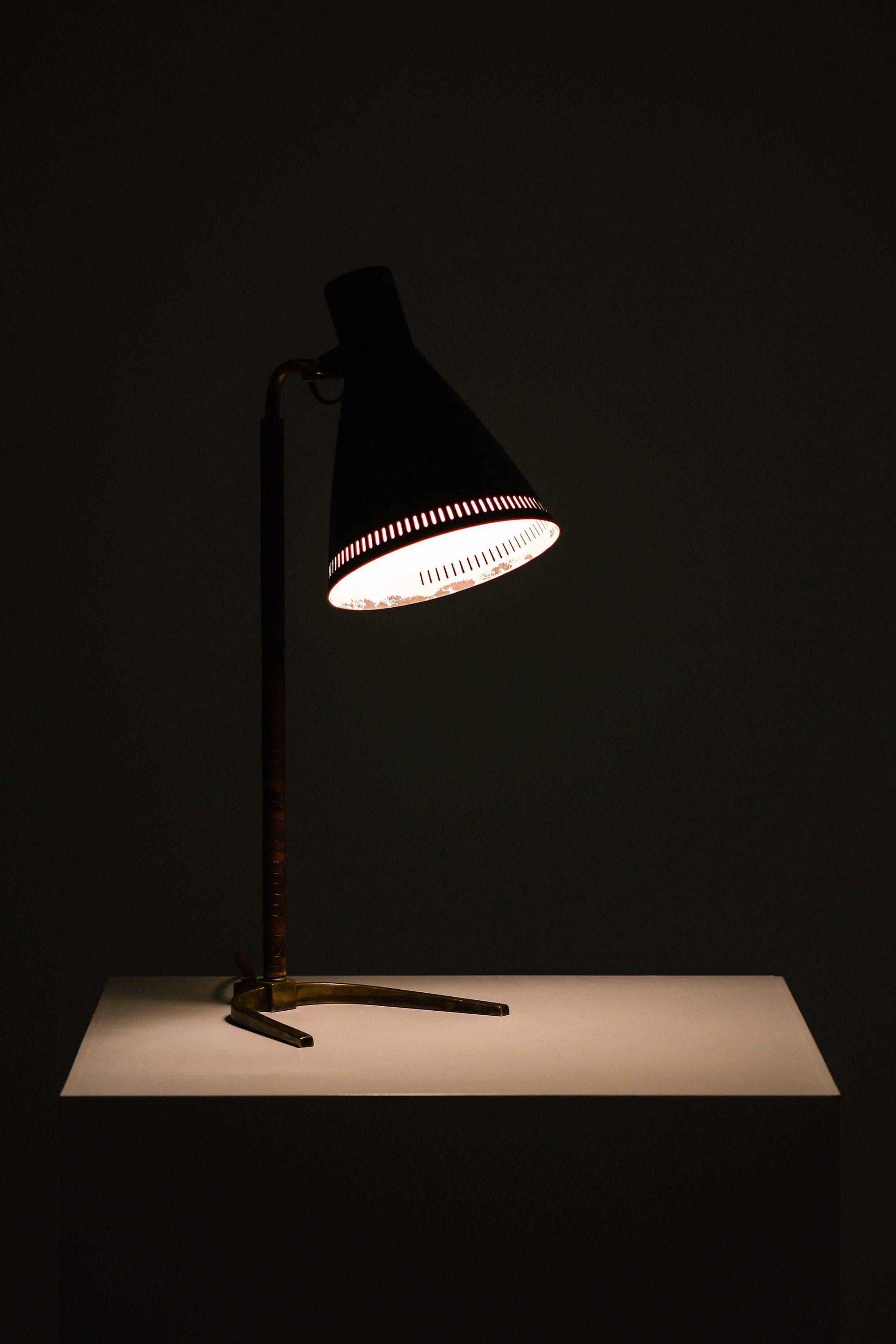Lampe de table ancienne en laiton et cuir par Paavo Tynell, années 1950 Bon état - En vente à Limhamn, Skåne län