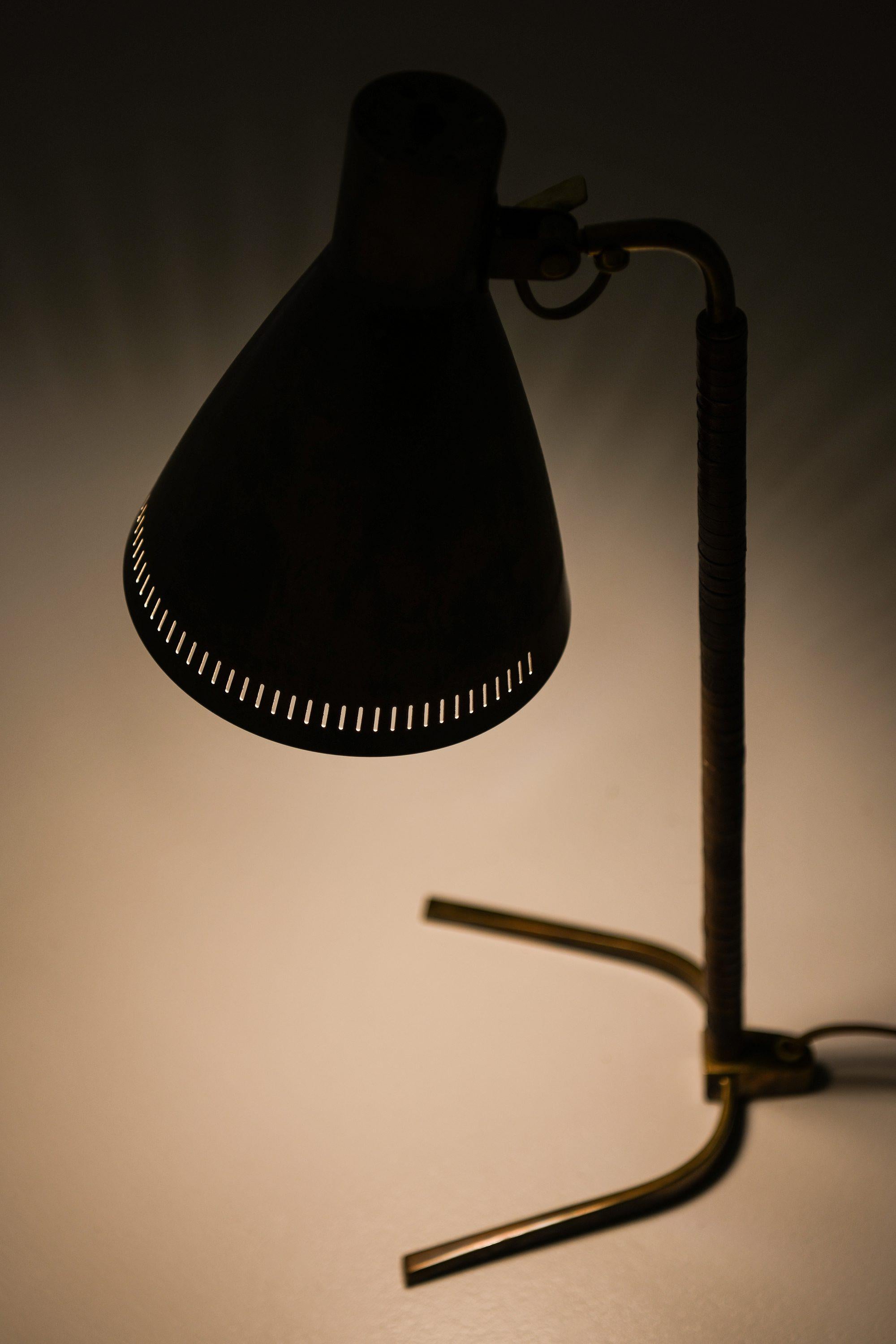 20ième siècle Lampe de table ancienne en laiton et cuir par Paavo Tynell, années 1950 en vente
