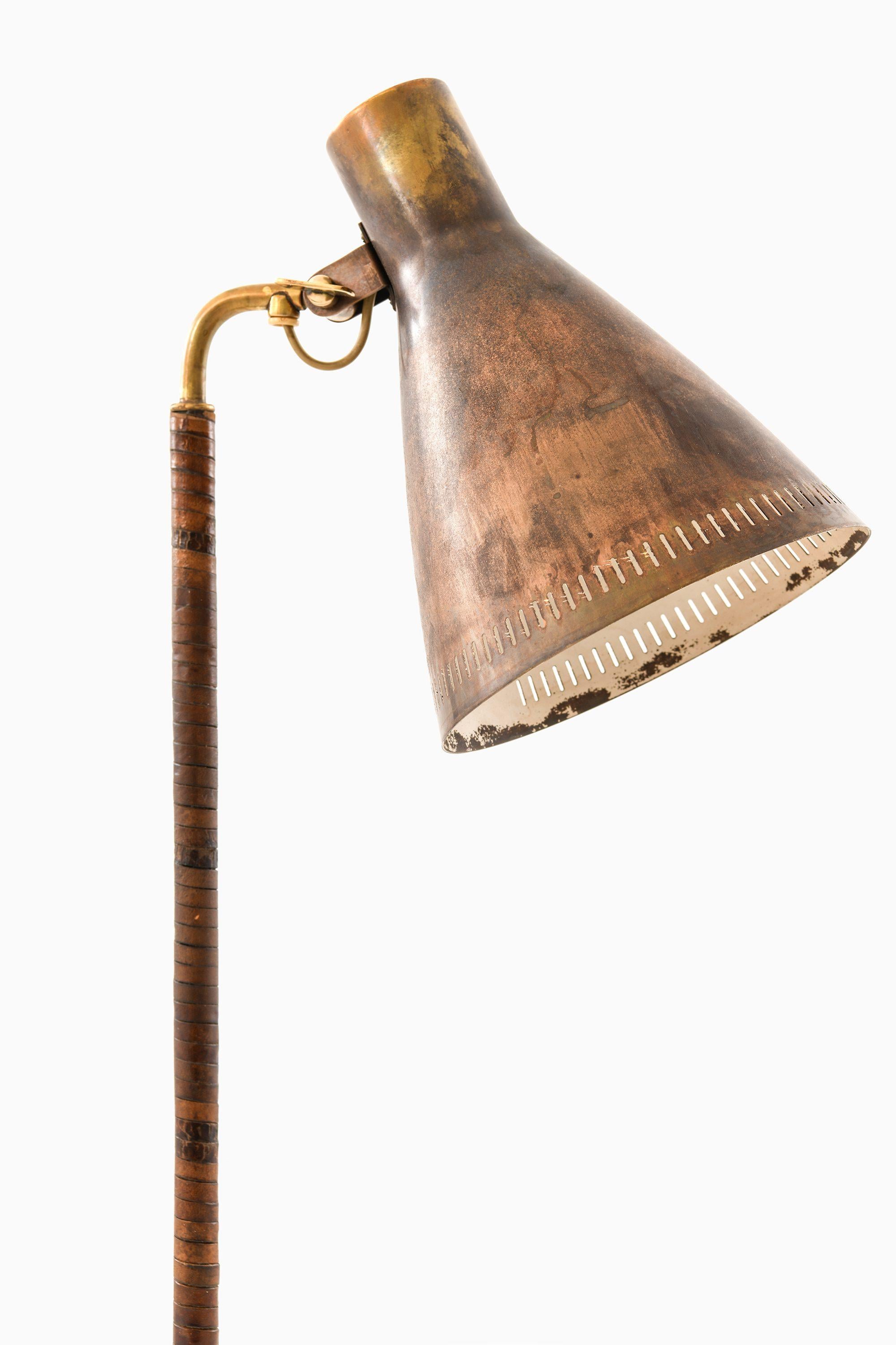 Laiton Lampe de table ancienne en laiton et cuir par Paavo Tynell, années 1950 en vente