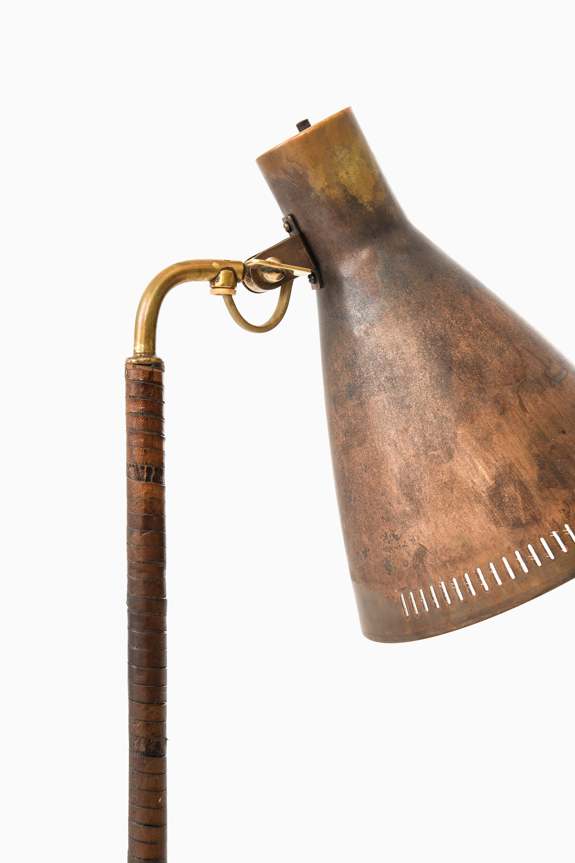 Lampe de table ancienne en laiton et cuir par Paavo Tynell, années 1950 en vente 1