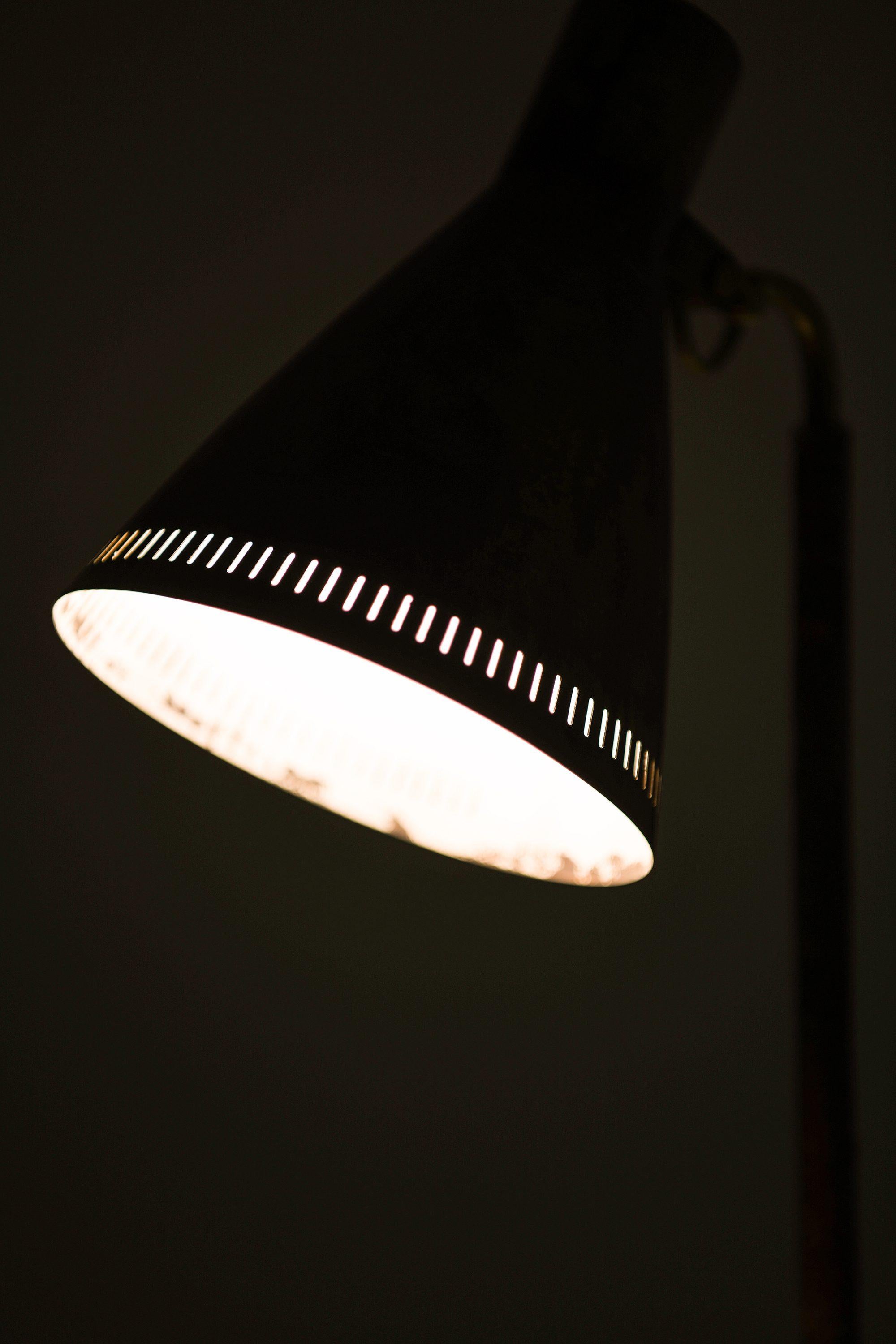 Lampe de table ancienne en laiton et cuir par Paavo Tynell, années 1950 en vente 2