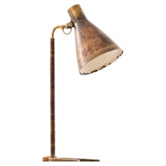 Lampe de table ancienne en laiton et cuir par Paavo Tynell, années 1950
