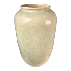 Frühe hohe antike handgefertigte und von Hand glasierte grüne Vase:: 1950-1960