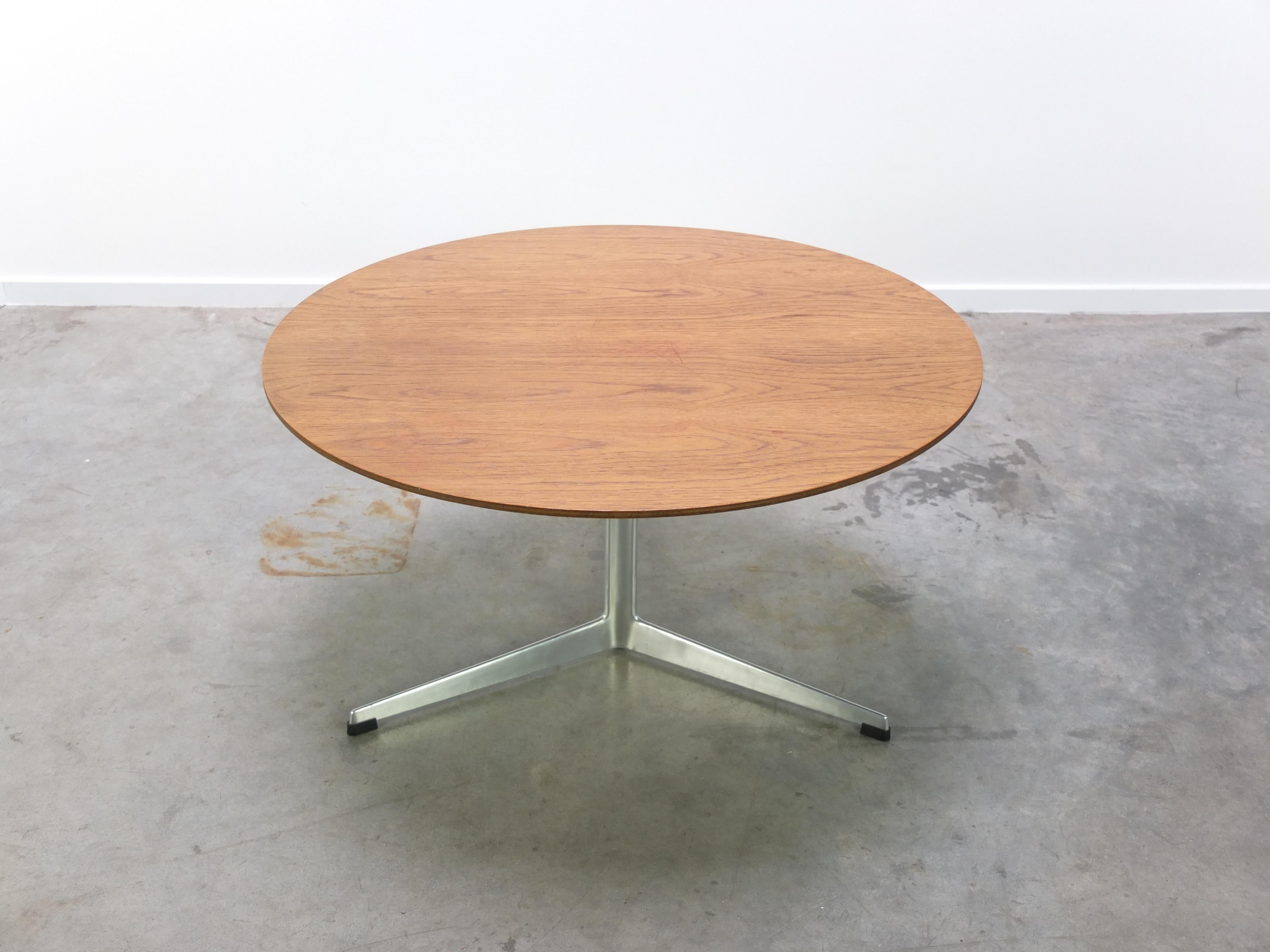 Early Teak Coffee Table by Arne Jacobsen for Fritz Hansen, 1960s In Good Condition For Sale In Antwerpen, VAN